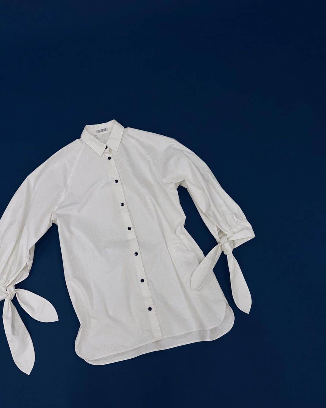 エディットフォールルさんのインスタグラム写真 - (エディットフォールルInstagram)「. EDIT.FOR LULU 9.8 11:00 new in  ribbon cuffs over shirt dress col:white size:free ¥29,700 in tax  カフスリボンとブラックのボタンがポイントの、1枚で着映えするフェミニンなシャツ。 通常のシャツに使用される生地よりも、約2倍ほどしっかりとした張り感のある素材を使用しています。  lookのように、アウターの袖口からリボンを出して着るのもおすすめです。  品のあるシャツでレディなスタイルを楽しみたい気分です。  .」9月5日 23時01分 - editforlulu_official