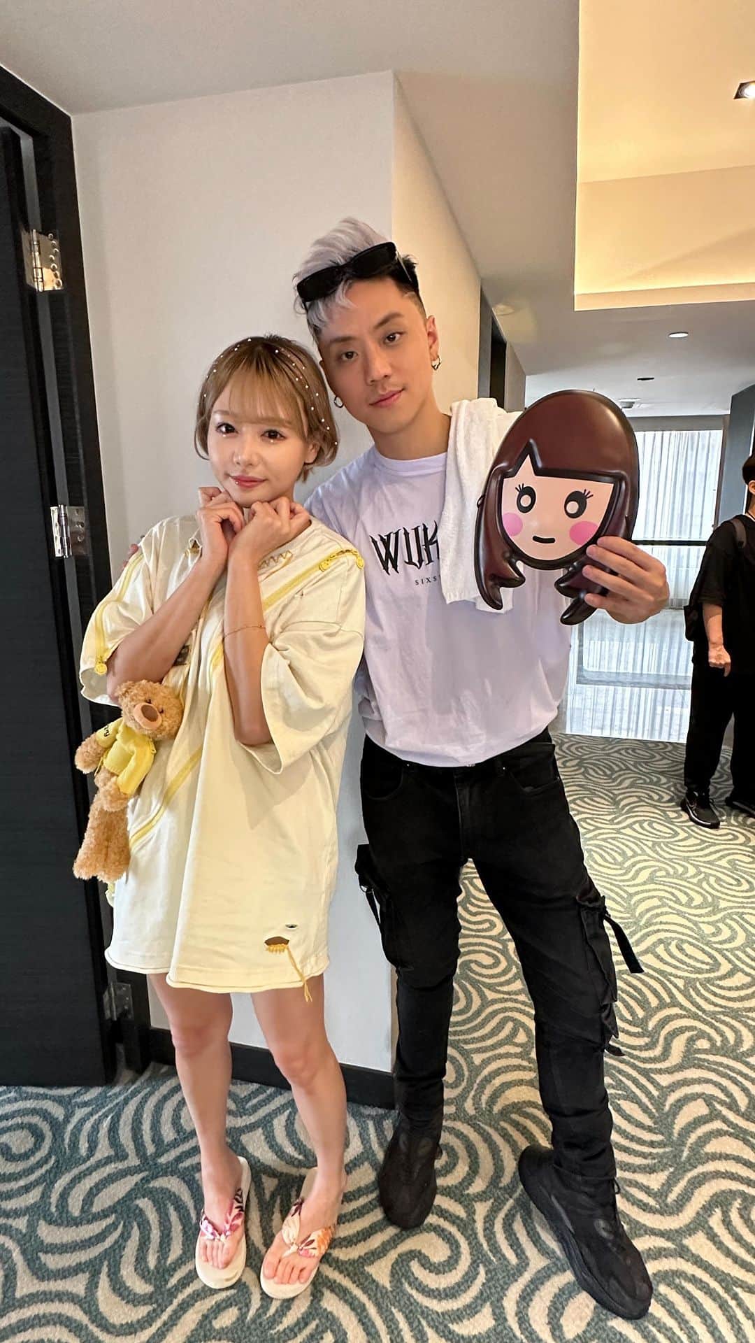 浜崎真緒のインスタグラム：「This is first time to meet with DJ @wukong . He is very nice guys and his crew . and he buy me a gift . But….When I open the boxes after 3 days . Damn . This is a cake . How come I put the cake on my baggage and bring back to japan 😥😥😥😥」