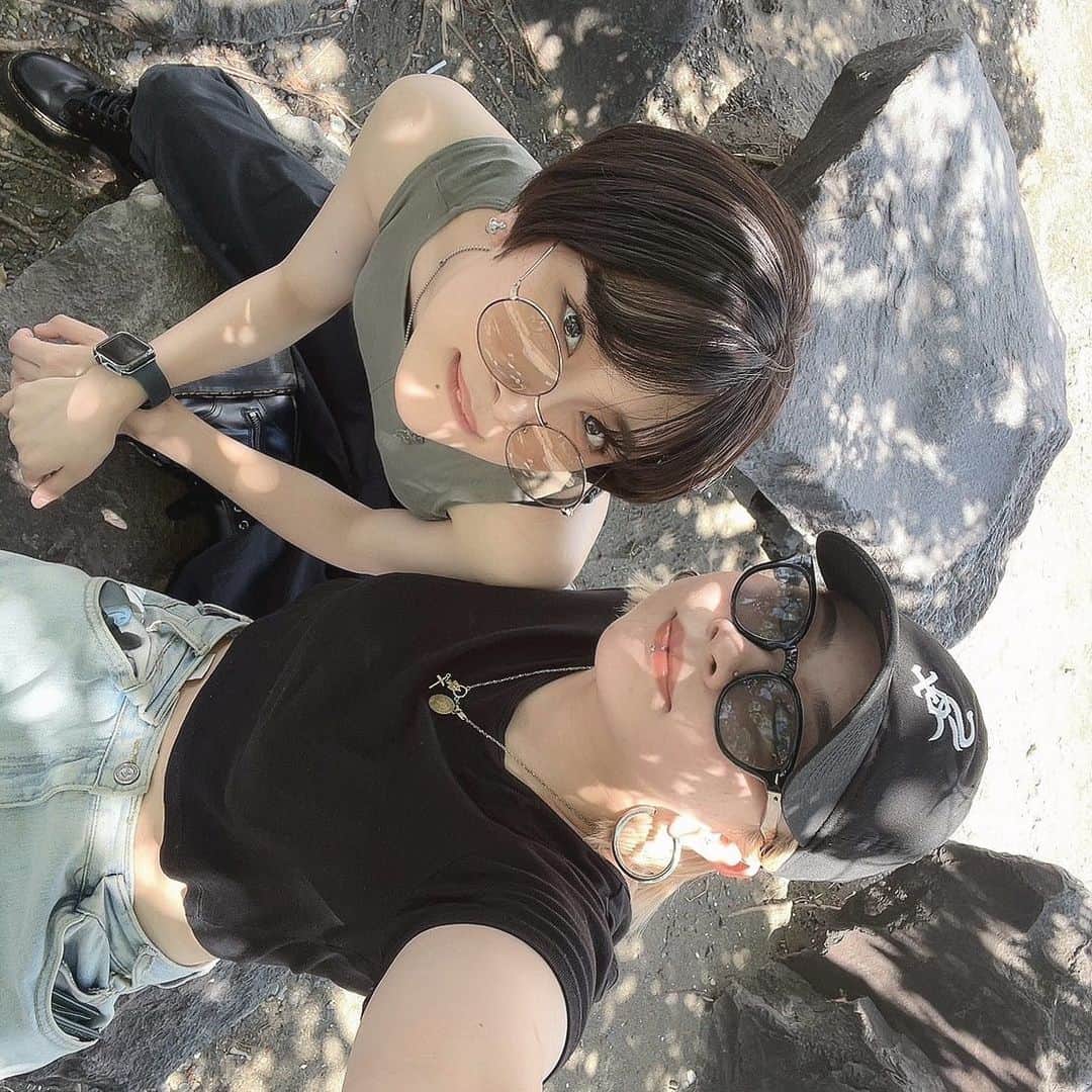 坂本澪香のインスタグラム：「妹子も美容師さん頑張っていて 感無量です。ただいまカラー頑張っているみたいで毎日爪が真っ暗です、もしカラーしたい方いらっしゃいましたらInstagram覗いてください、姉明日も張り切って妹のおにぎり作ります！」