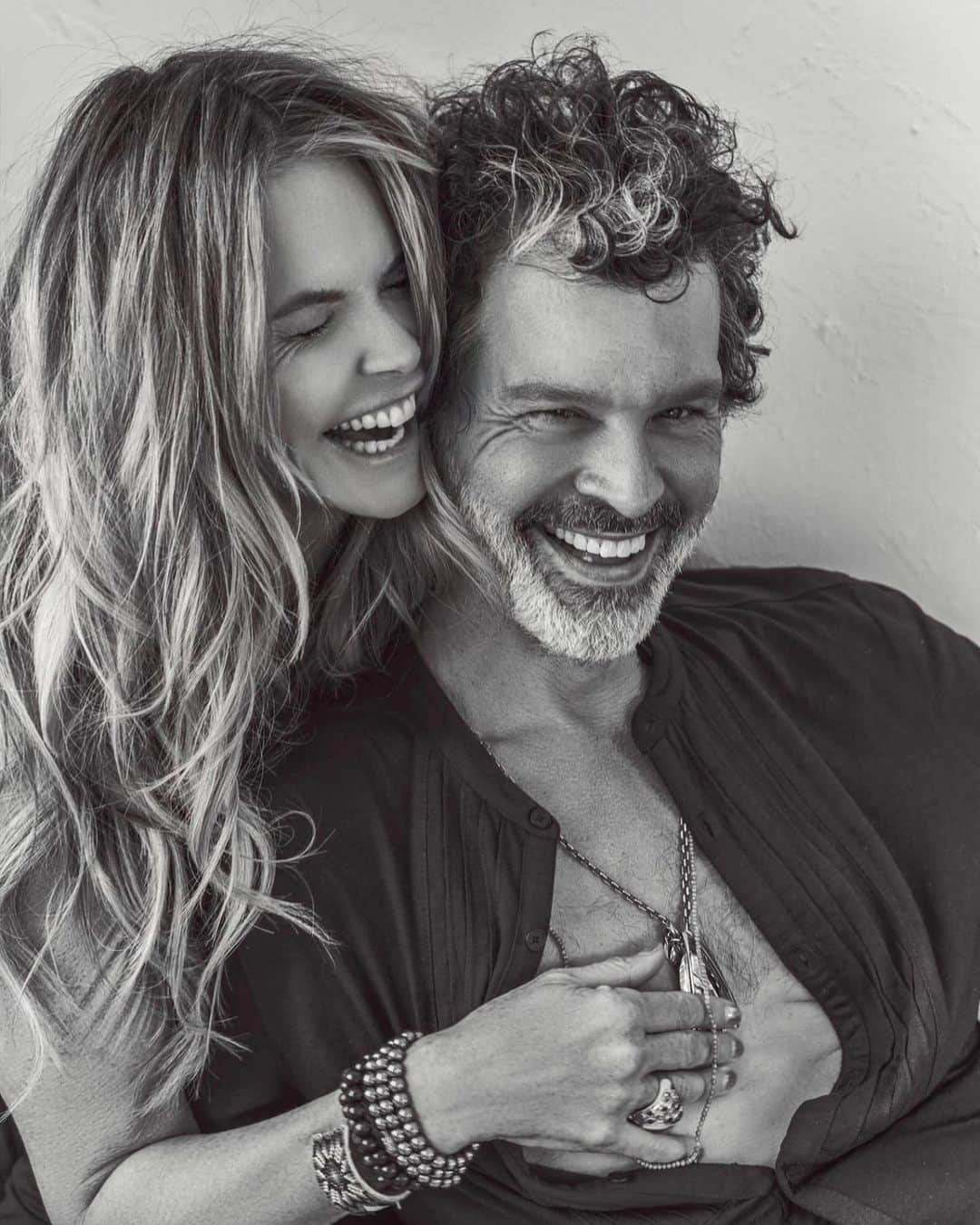 エル・マクファーソンのインスタグラム：「Life beyond my wildest dreams they say -  as I celebrate my 20 years anniversary this week …..I am also celebrating 365+days of heart expanding bliss @doylebramhall Our friend @ninamorris calls us Nomadic Lovers -  So Ive chosen some of my favorite images from around the world  #1 Taken a few months ago while on a shoot in LA for @reservedmagazine  from my friend and brilliant photographer @randallslavin april 2023 #2 Saharan desert Morocco Sept 2022 - magical trip .  #3 Calcata  Vecchia Italy with our friends at @grottosonara  #4 Halloween 2022 in Transyvania at the wild and wacky party with @adrangredier  #5 Madison Square Gardens with @ericclapton pre show vibes just before Doyle played  #6 Riyadh speaking at the world trade and tourism conference about conscious travel . Mix of old and new world  #7 Jeddah - women in film -Red Sea film festival celebrating @khanjemima film “what’s love got to do with it “ dec 2022  #8 Tokyo April 2023 ....Real travel requires a maximum of unscheduled wandering, for there is no other way of discovering surprises and marvels, which, as I see it, is the only good reason for not staying at home. #9 New Year’s Eve Jan 1 2023 -  #10 Paris for lovers and @dior 2022 under the Eiffel Tower」