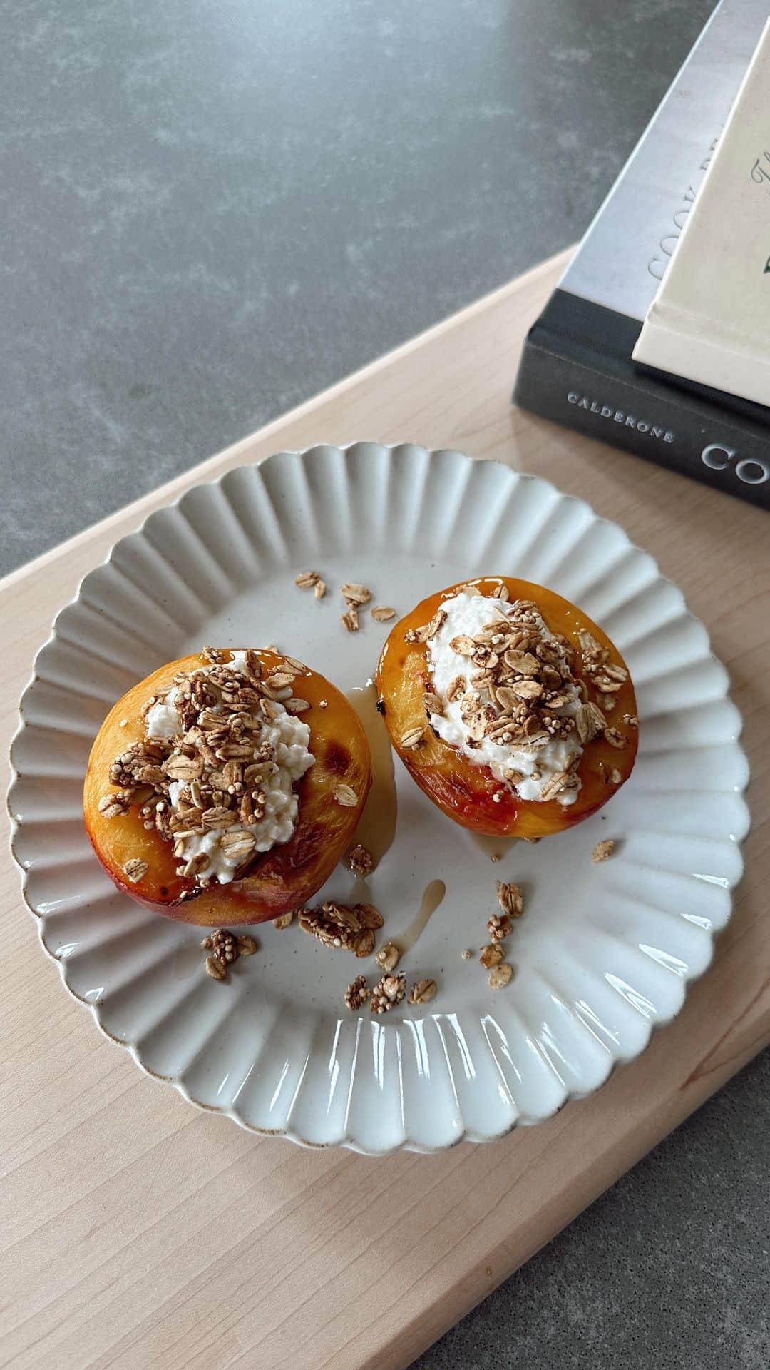 サンヌ・ヴロートのインスタグラム：「What I Eat in a Day - Day 7 of the Budget Meal Plan!  For some of you, the school week is beginning, and I wanted to create a meal plan that is not only budget-friendly but also convenient and quick to prepare.  This was probably my favorite day of eating on a budget. On the weekends, I always crave something sweet for breakfast, so this grilled peach with cottage cheese was a must-have. You can also make this for dessert or a snack; it’s that good! Our entire weekly menu came out to under $75, and we created 21 meals from this. Day 7: Morning: Water Breakfast: Grilled Peach with cottage cheese, maple syrup and home made granola.  Lunch: Mediterranean sandwich ( hummus, cucumber, tomato and fried egg) Dinner: Mexican Inspired Stuffed Sweet Potatoes   If you want to download and access the 7 day Budget Friendly Mealplan, head over to soulsyncbody.com and start your free trial. You can find the full guide including all the recipes, grocery list and tips & tricks on the platform!  What challenge shall we do next!? @soulsyncbody」
