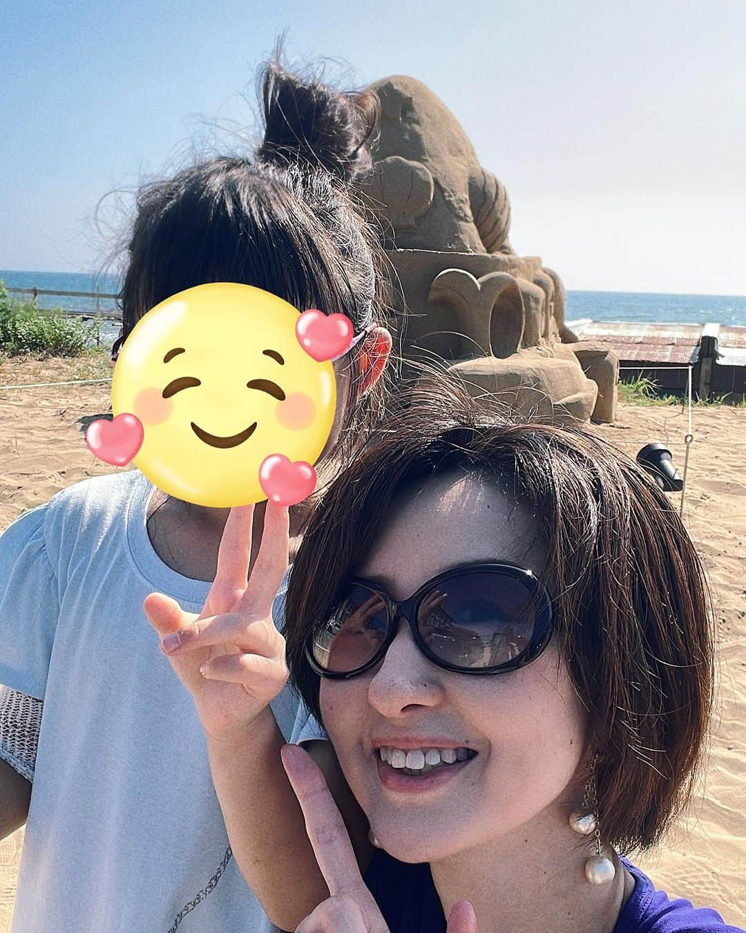 嶺恵斗さんのインスタグラム写真 - (嶺恵斗Instagram)「思い出2☀️ ⁡ 福井から、夜は金沢へ 子供の頃から何度となく 遊びにきた父の故郷。 ⁡ 初めて実祖父母のお墓参り！ のはずが、クマ出没の為封鎖💦 どんだけ奥地なの笑 ⁡ そんなこんなで、 よく家族で行った千里浜へ♪ 娘とまた此処に来れたことが 最高に幸せでした❤️ 初めて乗った北陸新幹線も 親娘で大興奮！ ⁡ 娘にとっては、じぃじばぁばとの 初めての旅行♡ 楽しんでくれて母は幸せ✨ mahalo  #金沢 #父　の#故郷  #家族旅行 #親娘  の#旅行  #お墓参り  #北陸#食べ物#美味しい  #千里浜なぎさドライブウェイ  #ドライブ #海 #北陸新幹線  #love #kanazawa #hakui」9月5日 23時15分 - etsuko__7