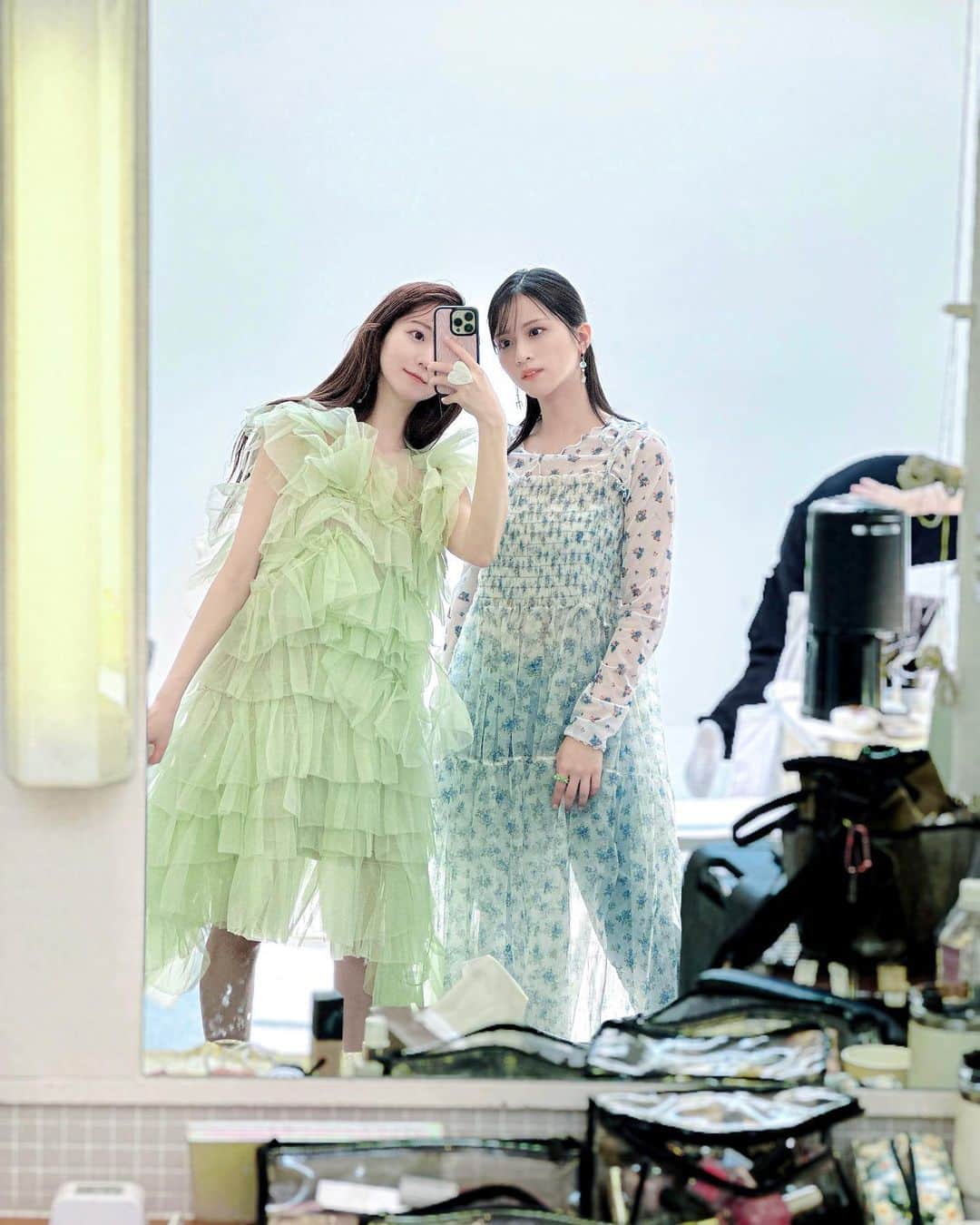 大谷映美里のインスタグラム：「ananオフショット❤︎ ナチュラルな淡いカラーの撮影、かわいかった💚 もうすぐ次の号に切り替わるのでお早めに…🌙 #anan」