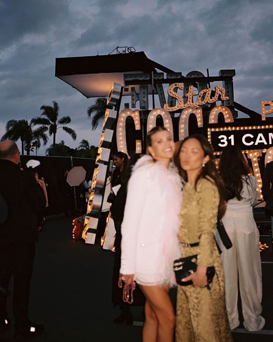 Marianna Hewittのインスタグラム：「fashion month is here … throwback from the @chanelofficial cruise show in LA」