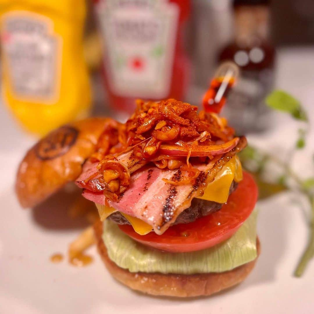 田辺晋太郎さんのインスタグラム写真 - (田辺晋太郎Instagram)「【BLT STEAK ROPPONGI 激辛フェアが激辛エレガンスで最高！！】  #ニューヨーク・バッファロー発祥のソウルフードである”#バッファローウィング”  ”追い辛味オイル”で辛さ MAX の”#チーズバーガー”  どのステー キでも激辛を楽しめる激辛”ステーキソース”  と、#bltsteak ならではの「#アメリカン」x「激辛」をキーワードに刺激的な 激辛メニューか誕生したので #激辛 好きな友人と食べに行ってきました！！  どのお料理も、激辛な中にきちんとした上品なおいしさがあるので、ただ辛いだけとかではなく、本当においしくてそしてスパイシーな汗だくメニューを食べることができました！  オススメは、バッファローウィングの激辛やチーズバーガーとなぜか #カンパリソーダ がとっても合うのでおいしかったです！  #tボーンステーキ 自体も、肉に味がしっかりあって柔らかくておいしいのですが、さらにそこに激辛オイルを加えることで、より刺激的でおいしい危険なステーキとなって、ペロリといけちゃいましたね（笑）  BLT STEAK ROPPONGI 激辛フェアは今月30日までやっているので、まだまだ厳しい残暑を激辛メニューで乗り切ってください！！  #肉マイスター #田辺晋太郎 #steak #hamburger #buffalowings #americanfood #japanese #restaurant」9月5日 23時35分 - meat_meister_tanabe_shintaro