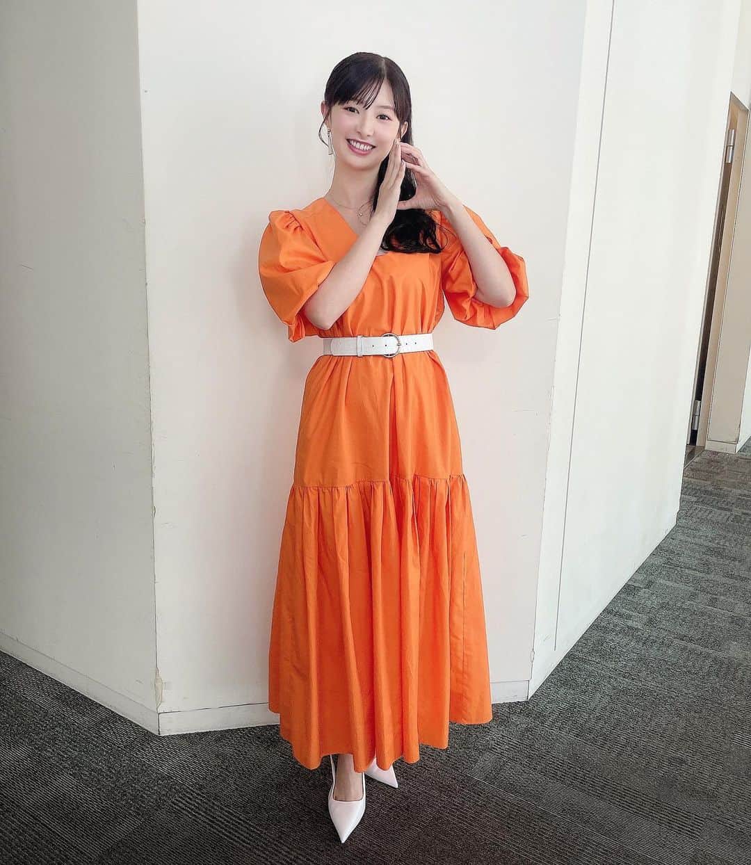 武藤十夢のインスタグラム：「#DayDay. ありがとうございました！ 今日の衣装はビタミンカラーにしてみました🧡 . . #生放送 #火曜日 #レギュラー #衣装 #onepiece #orange」