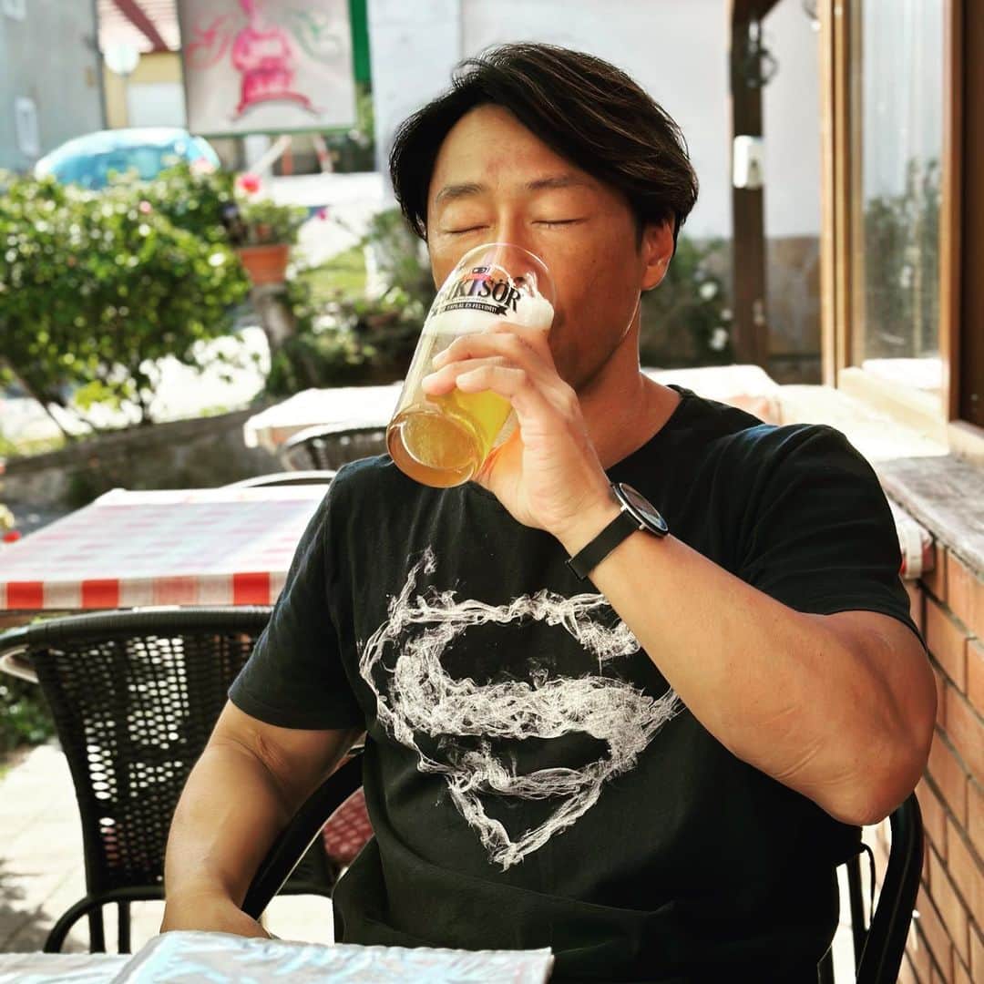 yoshiのインスタグラム：「ハンガリービール、、、  、、、  、、、  おいしい！👍👍👍  いやお世辞なしでうまい👍  ps またタルタルステーキ（生肉ミンチ） 食べたよ。  今度はハンガリースタイル😉 それぞれ味が違っていて、1番おいしいのは・・・  ご想像におまかせ😆」