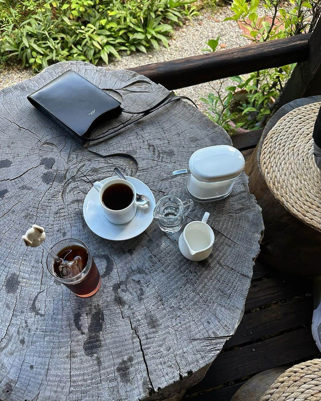 稲川千里のインスタグラム：「☕️🍃 軽井沢もとっても暑い🫠☀️  お姉ちゃんに負けじとかっこつけてるエナが ムチムチ短足で面白すぎる🤣💘  #家族旅行 #軽井沢旅行」