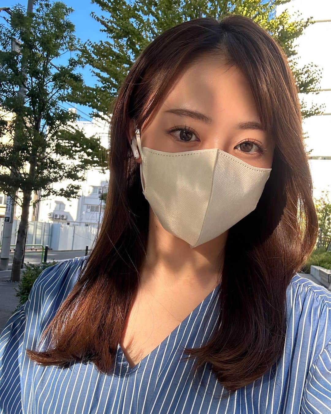 高木由梨奈のインスタグラム：「夏のマスクは暑くてしんどいけど すぐ日焼けしてしまうので出来る限りマスクして紫外線対策をしてます☀️  なんやかんやマスクはSMART COLORを一番使ってる気がする💭 コンビニにも売ってるから便利☺️」