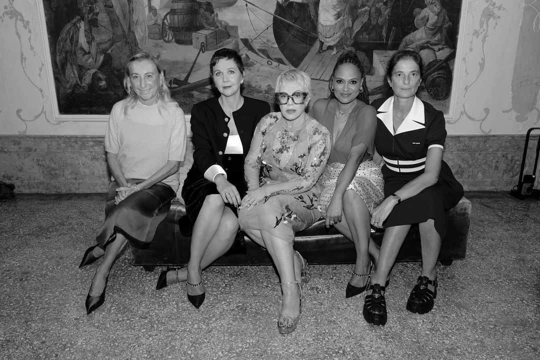マギー・ジレンホールのインスタグラム：「Thank you for a wonderful @labiennale. So great spending time with this extraordinary group of women.  @miumiu  #miumiuwomenstales」
