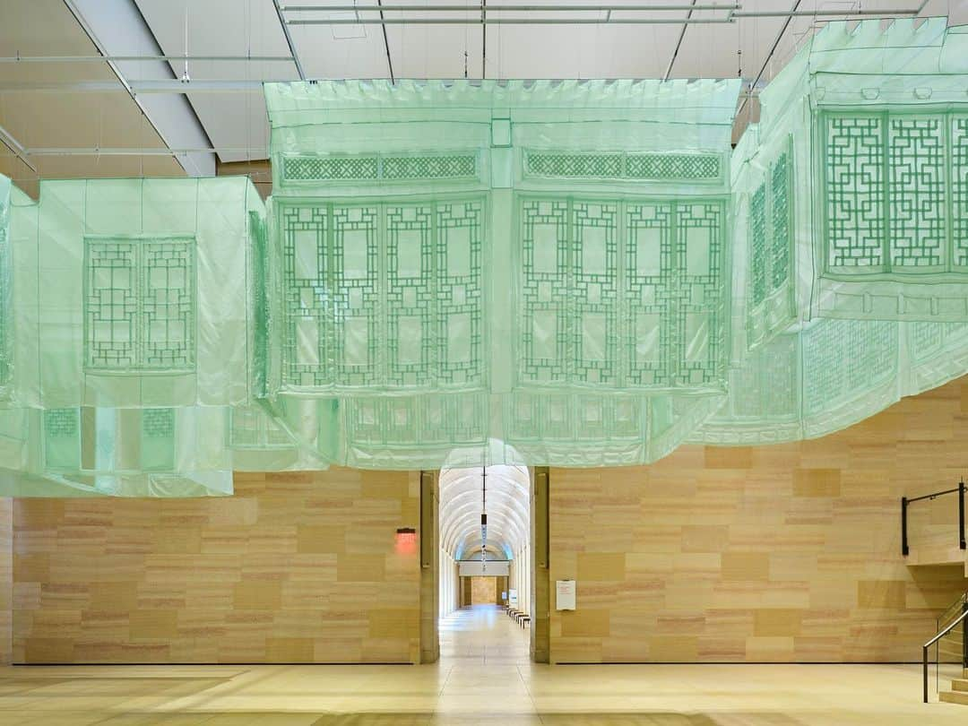 フィラデルフィア美術館さんのインスタグラム写真 - (フィラデルフィア美術館Instagram)「This monumental installation by Do Ho Suh is now on view at the Philadelphia Museum of Art in the Williams Forum.  Titled ‘Seoul Home/Seoul Home/Kanazawa Home/Beijing Home/Pohang Home/Gwangju Home/Philadelphia Home’, the work was created in 2012. Using translucent silk, this piece faithfully recreates the architectural details of the artist’s family’s traditional ‘hanok’ house. The work’s title is extended with every location it is exhibited as a play on site-specificity.  The @PhilaMuseum presentation is part of the group exhibition ‘The Shape of Time: Korean Art after 1989’. The full show will be on view October 21–February 11, but @DoHoSuhStudio’s work is on view now, through the end of the exhibition.  • Do Ho Suh, Seoul Home/Seoul Home/Kanazawa Home/Beijing Home/Pohang Home/Gwangju Home/Philadelphia Home, 2012. Silk and stainless steel tubes, 575 x 285 x 156.5 inches (1460.5 x 723.9 x 397.5 cm). © Do Ho Suh. Photos by Timothy Tiebout  #DoHoSuh #PhiladelphiaMuseumOfArt #LehmannMaupin」9月5日 23時34分 - philamuseum