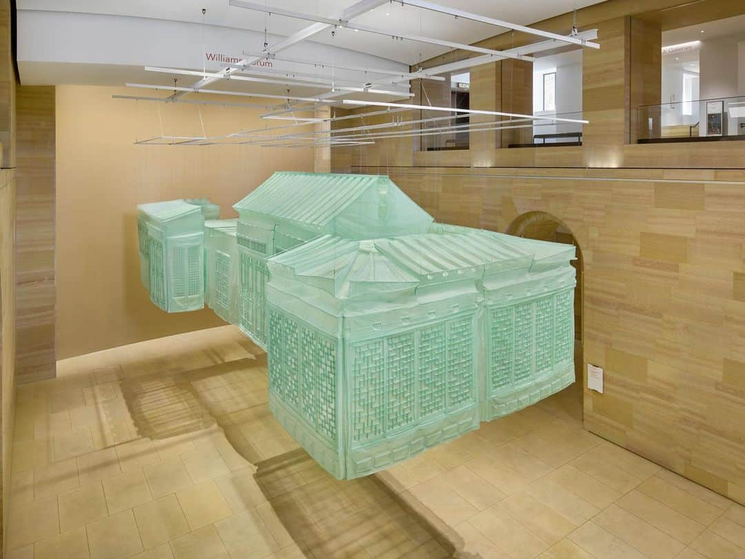 フィラデルフィア美術館さんのインスタグラム写真 - (フィラデルフィア美術館Instagram)「This monumental installation by Do Ho Suh is now on view at the Philadelphia Museum of Art in the Williams Forum.  Titled ‘Seoul Home/Seoul Home/Kanazawa Home/Beijing Home/Pohang Home/Gwangju Home/Philadelphia Home’, the work was created in 2012. Using translucent silk, this piece faithfully recreates the architectural details of the artist’s family’s traditional ‘hanok’ house. The work’s title is extended with every location it is exhibited as a play on site-specificity.  The @PhilaMuseum presentation is part of the group exhibition ‘The Shape of Time: Korean Art after 1989’. The full show will be on view October 21–February 11, but @DoHoSuhStudio’s work is on view now, through the end of the exhibition.  • Do Ho Suh, Seoul Home/Seoul Home/Kanazawa Home/Beijing Home/Pohang Home/Gwangju Home/Philadelphia Home, 2012. Silk and stainless steel tubes, 575 x 285 x 156.5 inches (1460.5 x 723.9 x 397.5 cm). © Do Ho Suh. Photos by Timothy Tiebout  #DoHoSuh #PhiladelphiaMuseumOfArt #LehmannMaupin」9月5日 23時34分 - philamuseum