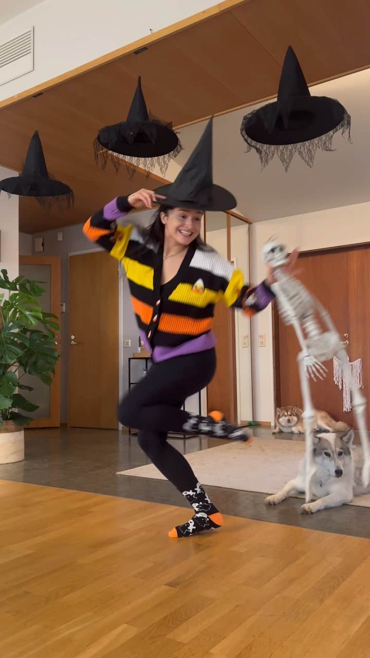 のインスタグラム：「POV: you’re my husband coming home on September 5th to a fully decorated house. Happy Septemberween witches 🎃 (also..not my dogs acting like they don’t claim me🙃😅)」