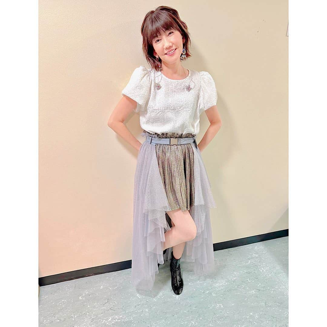 松本伊代のインスタグラム：「今日は、 NHKさんの【うたコン】に、 出させて頂きました❣️  谷原さんにも、 怪我からの復帰おかえりなさいと、お声がけ頂いたり、 スタッフの皆様にも温かく迎えてくださり、 感無量でした😭  センチメンタルジャーニーを、 ＯＣＨＡ　ＮＯＲＭＡの皆様とコラボさせ頂き、 とっても楽しませて頂きました❣️  見てくださった皆様、 ありがとうございました😊  またうたコンに、 出させて頂けるように、 昭和の16歳、 まだまだがんばりまーす❣️笑笑  お衣装はこちら❣️ @j1u_by_labelleetude @lohmejewelry  #うたコン #NHKホール #ＯＣＨＡ　ＮＯＲＭＡ #辰巳ゆうと #竹原ピストル #上杉洋史 #お写真撮ってくれてありがとう #センチメンタルジャーニー #松本伊代」