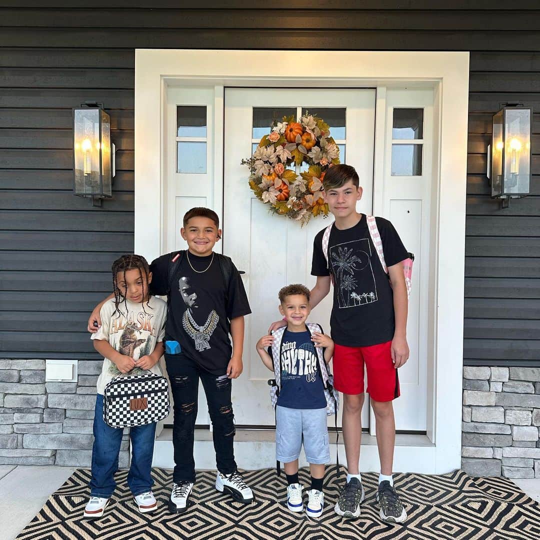 カイリン・ローリーのインスタグラム：「8th, 4th, 1st & 3 year pre-k 🫶🏼 . . .   poor @isaacelliottr has gym first period so he just wore gym clothes 😂 @mellolowry had a mind of his own for his outfit. Don’t you dare tell him white socks would look better. 😂 I hope everyone’s kids have the best first day & a great year 💕」