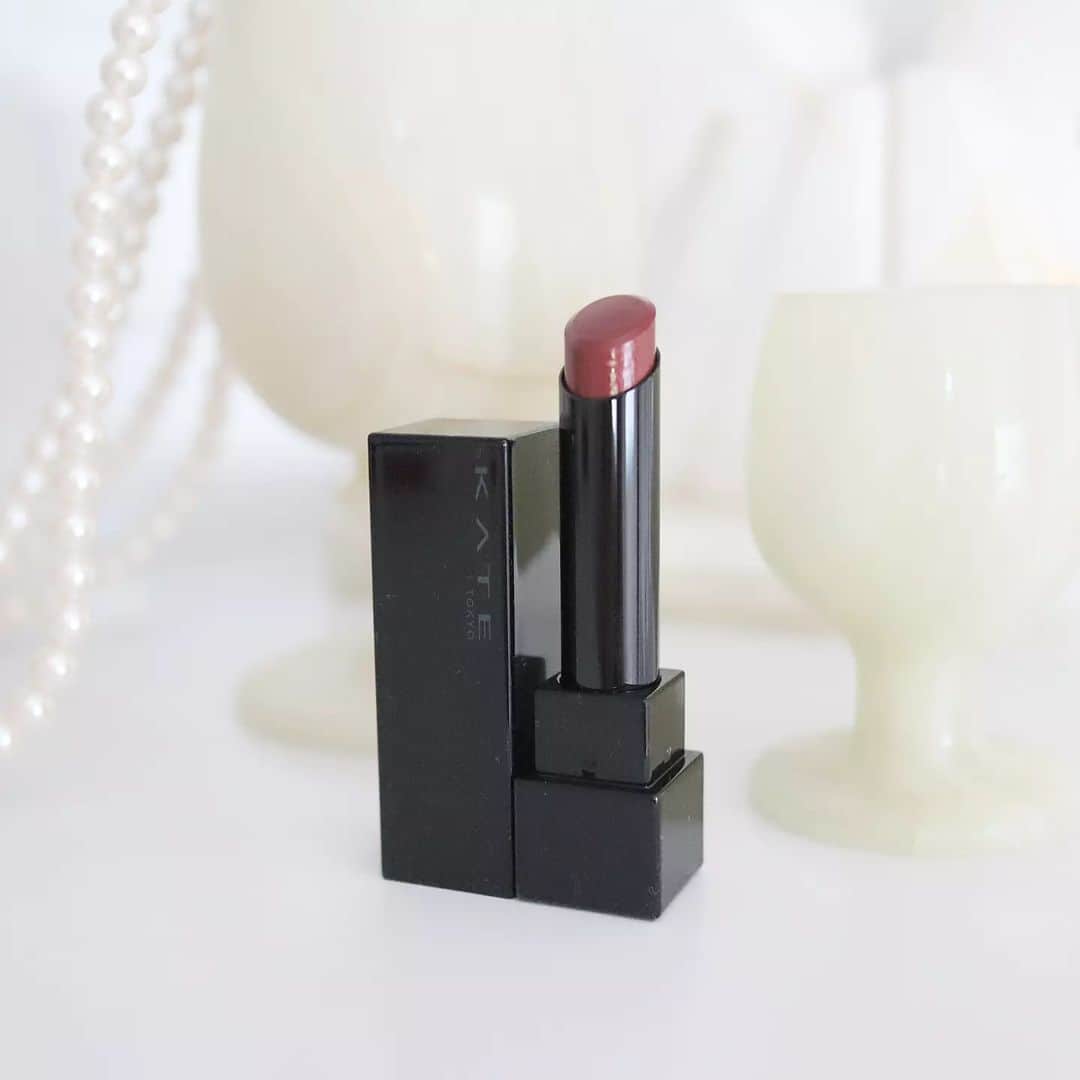 Eri Satoのインスタグラム：「【💄KATE LIP MONSTER💄】 · ケンティー色💙 リップモンスター 06 2:00AM · イエベ春の私でもしっくり来る色で良かった🥺 地元のドラッグストアにありました さすが💓笑 · 唇荒れないし色もちいいし めちゃくちゃお気に入り💋 · · #リップモンスター#さとえりスタイリング#ティントリップ」