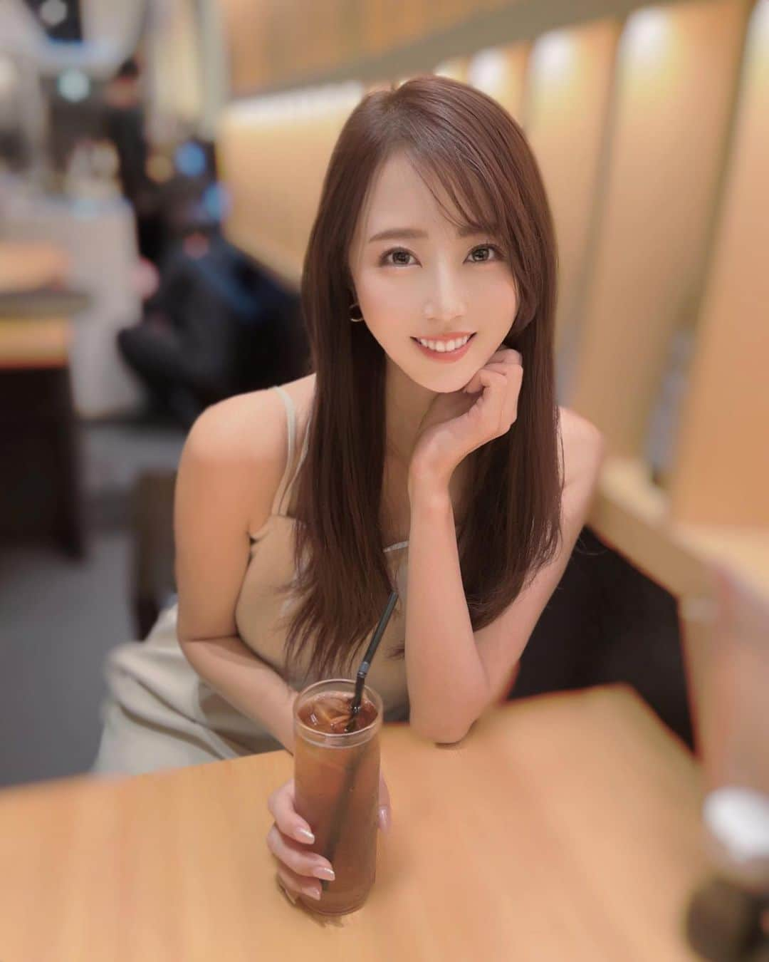 竹内紫麻のインスタグラム：「素敵なお酒が 沢山置いてある お店にて🍶  「私、明日早いから 、、、ソフトドリンクでも良い？笑」  と聞くと、  「大好きな人と居る時は、 居るだけで幸せだから何でも良い」  なんて素敵なセリフを サラッと言ってのける 相方の横顔に キュンとしました。  #仲間は宝 #仲間とは宝  おやすみなさい🌙」