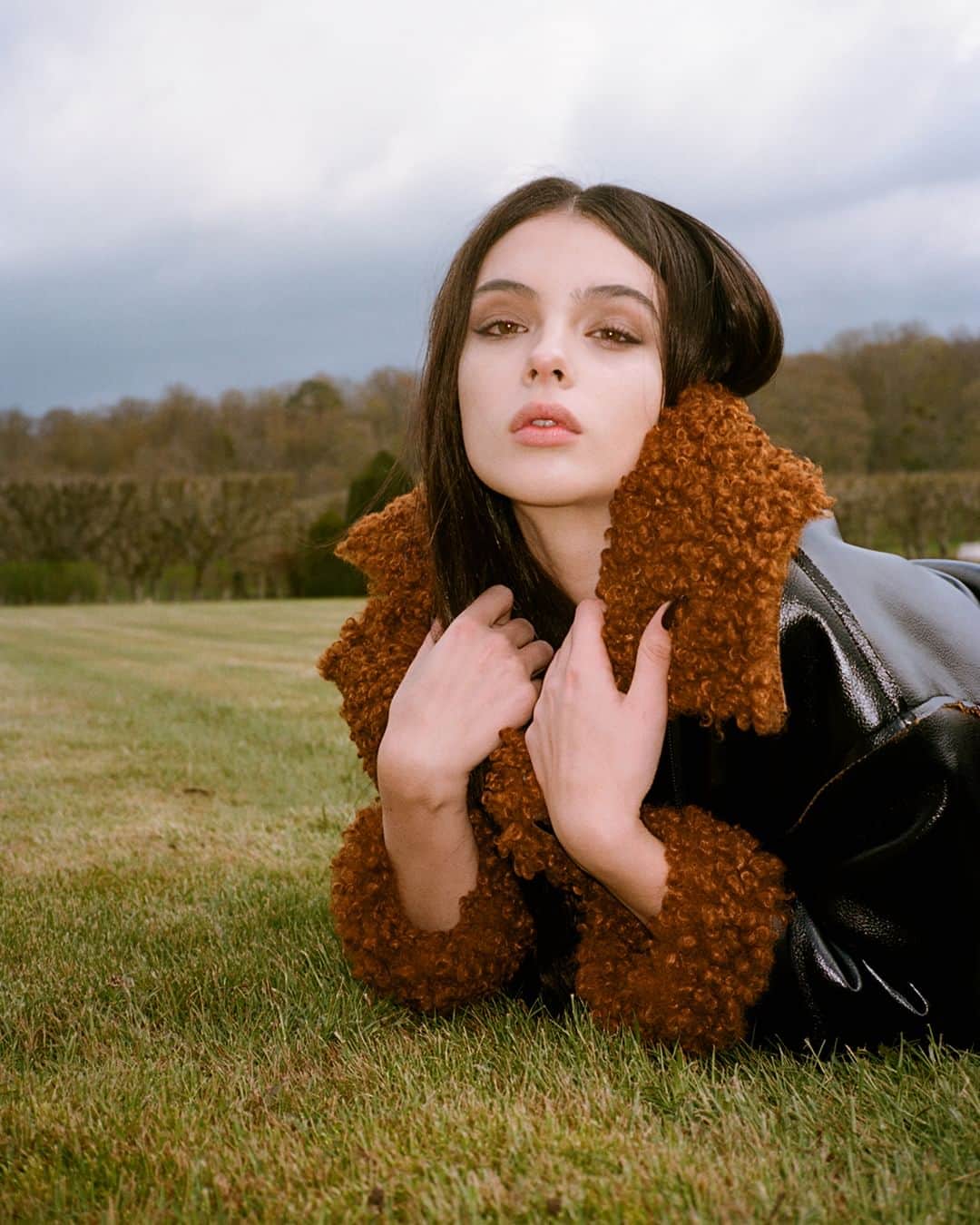 シスレーのインスタグラム：「@d.casseluxxi the face of Sisley's FW23 campaign "Burning Rose" in @vogueitalia 🖤  ✍️ by @lauratortora_vogueit   #Sisley #FW23 #Fall #Winter #BurningRose #DevaCassel 🔥🌹」