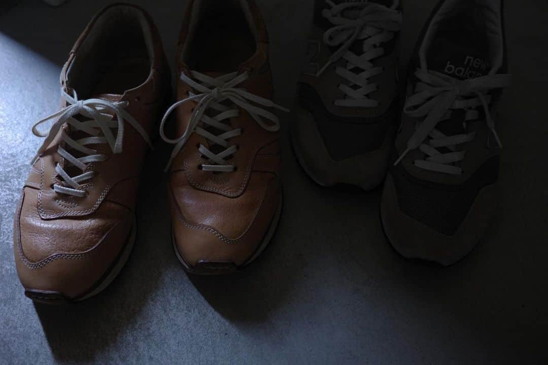 shuさんのインスタグラム写真 - (shuInstagram)「ㅤㅤㅤㅤㅤㅤㅤㅤㅤㅤㅤㅤㅤ 仕事から帰ってご飯食べたらこんな時間。明日は履いていない靴の選別をしていくつか手放そうか(写真は履いてる靴)服もだけど自分の中で丁度いい数っていうのを超えてくると妙に落ち着かなくなる、だからそのタイミングで断捨離断捨離　#newbalance997 #henderscheme」9月5日 23時47分 - s_pieces