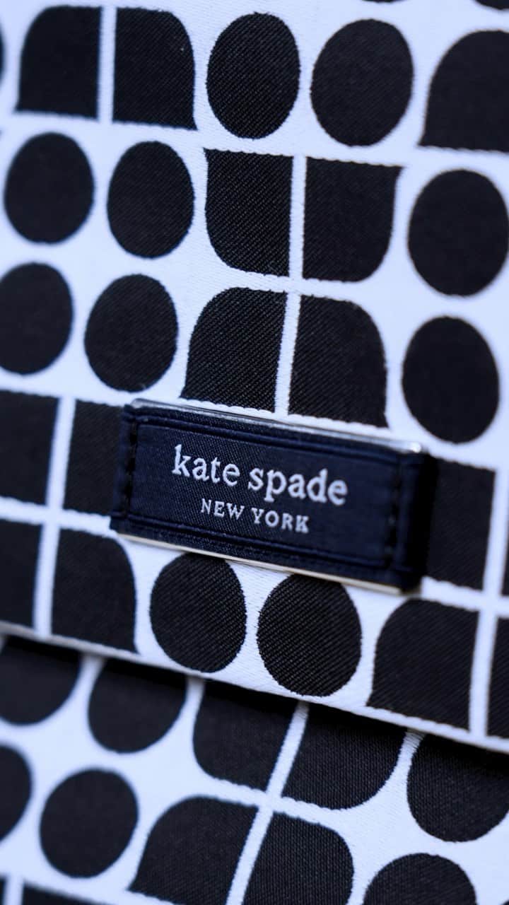 ケイト・スペードのインスタグラム：「Outside, it’s starting to feel like fall. In here, we’re so ready for spring. We can’t wait to unveil our full Spring 2024 collection—including an update to our iconic archival Noel print—at fashion week on Friday… #katespadeny」