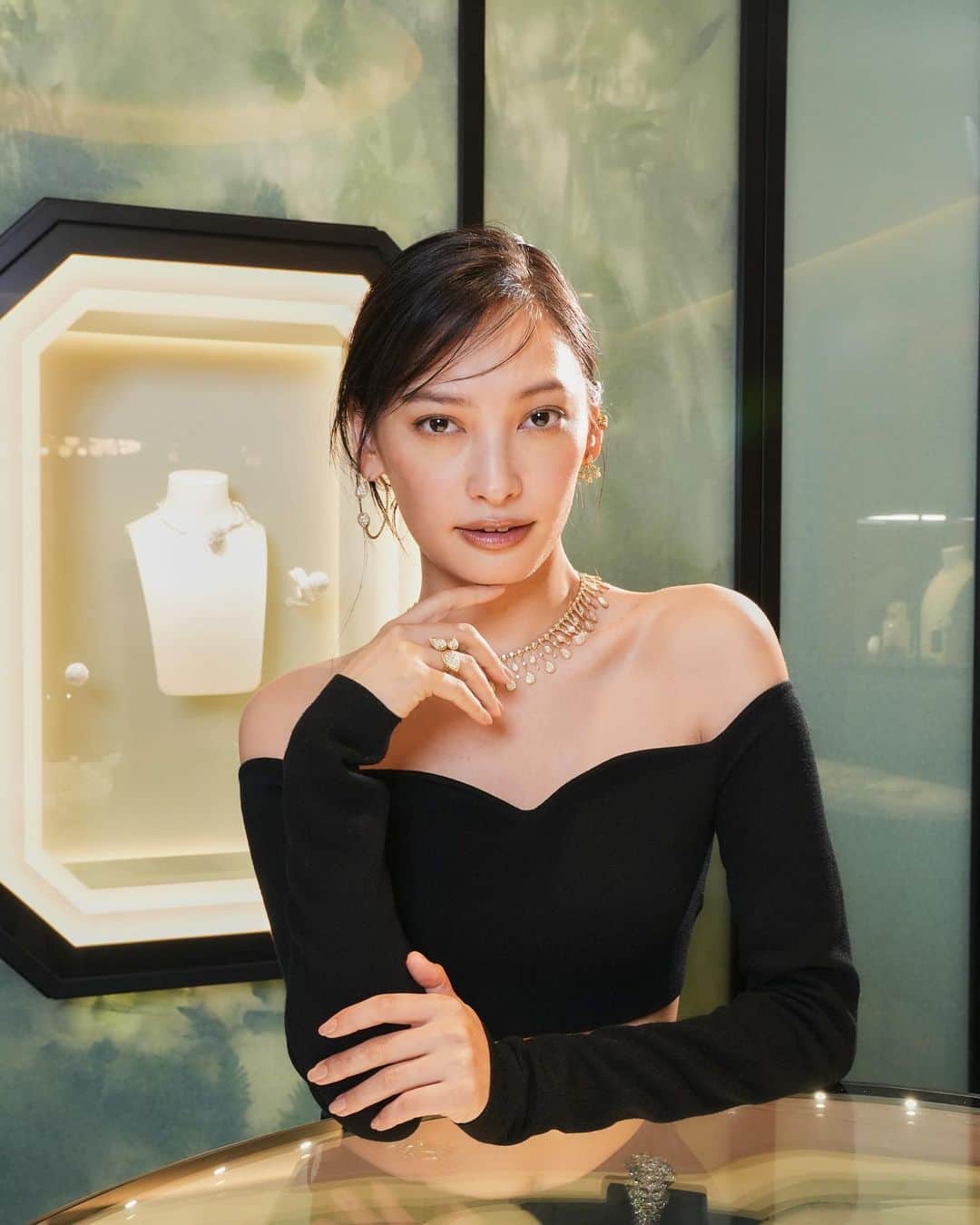 大政絢のインスタグラム：「Boucheron 銀座本店が9月8日からグランドオープン🤍  自然をテーマにした店内がとても心地よく、フロアを進む度に違う風景を見せてくれ、ジュエリー共にとても見応えがあり、幸せな気分に🌿✨  今回私はセルパンボエムを中心にコーディネートしました😌私もまた改めて店舗に遊びに行きたいと思います🌿  #BoucheronGinza#Boucheron#ブシュロン @boucheron」