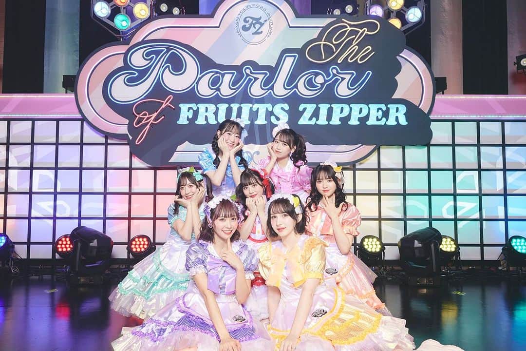 FRUITS ZIPPERのインスタグラム：「FRUITS  ZIPPER  JAPAN TOUR 2023 -AUTUMN- ～The Parlor of FRUITS ZIPPER～  Photo：ヨシモリユウナ @yoshimoriyuna   #FRUITSZIPPER #ふるっぱー  #ぱーらーおぶふるっぱー」