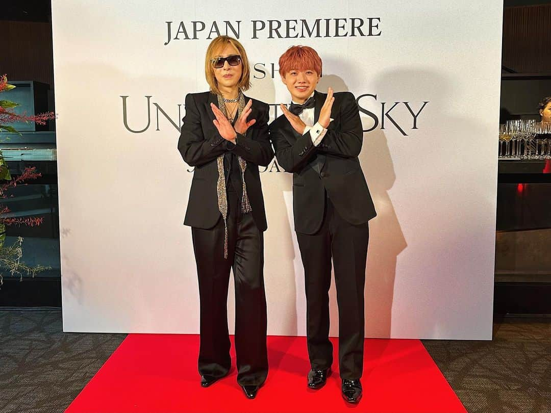 Ryuga（まるりとりゅうが）さんのインスタグラム写真 - (Ryuga（まるりとりゅうが）Instagram)「映画『YOSHIKI : UNDER THE SKY』ジャパンプレミアへご招待していただきました！  そして初のレッドカーペット😭緊張でガチガチでした笑  YOSHIKIさんがこの映画に込めた想い。 見終わった時に言葉じゃ表せないくらい様々な感情になりました。 アーティストは誰かを救うことができるということ。 生きている間どれだけの人達を音楽で救えるのだろうか。 考えさせられる映画でした。 細部までこだわり抜かれた演出や楽曲の数々。本当にリスペクトです。 映画中でのYOSHIKIさんと豪華なアーティストとのスペシャルなライブも身体が思わず動いてしまいました！ 9/8全国公開となります！ 本当に沢山の方々に観ていただきたい映画ですので是非映画館まで足をお運びください！！🎞️  そしてレッドカーペットを歩いた素敵なゲストの方々とも写真を撮らせていただきました✨ ありがとうございます！ 一緒に歩かせていただいた 休井美郷さんありがとうございました🙇🏻‍♂️  これは人生で絶対忘れられない１日だ…  #PR #YOSHIKI #YOSHIKIUNDERTHESKY」9月5日 23時54分 - sing_0808