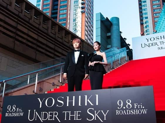 Ryuga（まるりとりゅうが）さんのインスタグラム写真 - (Ryuga（まるりとりゅうが）Instagram)「映画『YOSHIKI : UNDER THE SKY』ジャパンプレミアへご招待していただきました！  そして初のレッドカーペット😭緊張でガチガチでした笑  YOSHIKIさんがこの映画に込めた想い。 見終わった時に言葉じゃ表せないくらい様々な感情になりました。 アーティストは誰かを救うことができるということ。 生きている間どれだけの人達を音楽で救えるのだろうか。 考えさせられる映画でした。 細部までこだわり抜かれた演出や楽曲の数々。本当にリスペクトです。 映画中でのYOSHIKIさんと豪華なアーティストとのスペシャルなライブも身体が思わず動いてしまいました！ 9/8全国公開となります！ 本当に沢山の方々に観ていただきたい映画ですので是非映画館まで足をお運びください！！🎞️  そしてレッドカーペットを歩いた素敵なゲストの方々とも写真を撮らせていただきました✨ ありがとうございます！ 一緒に歩かせていただいた 休井美郷さんありがとうございました🙇🏻‍♂️  これは人生で絶対忘れられない１日だ…  #PR #YOSHIKI #YOSHIKIUNDERTHESKY」9月5日 23時54分 - sing_0808