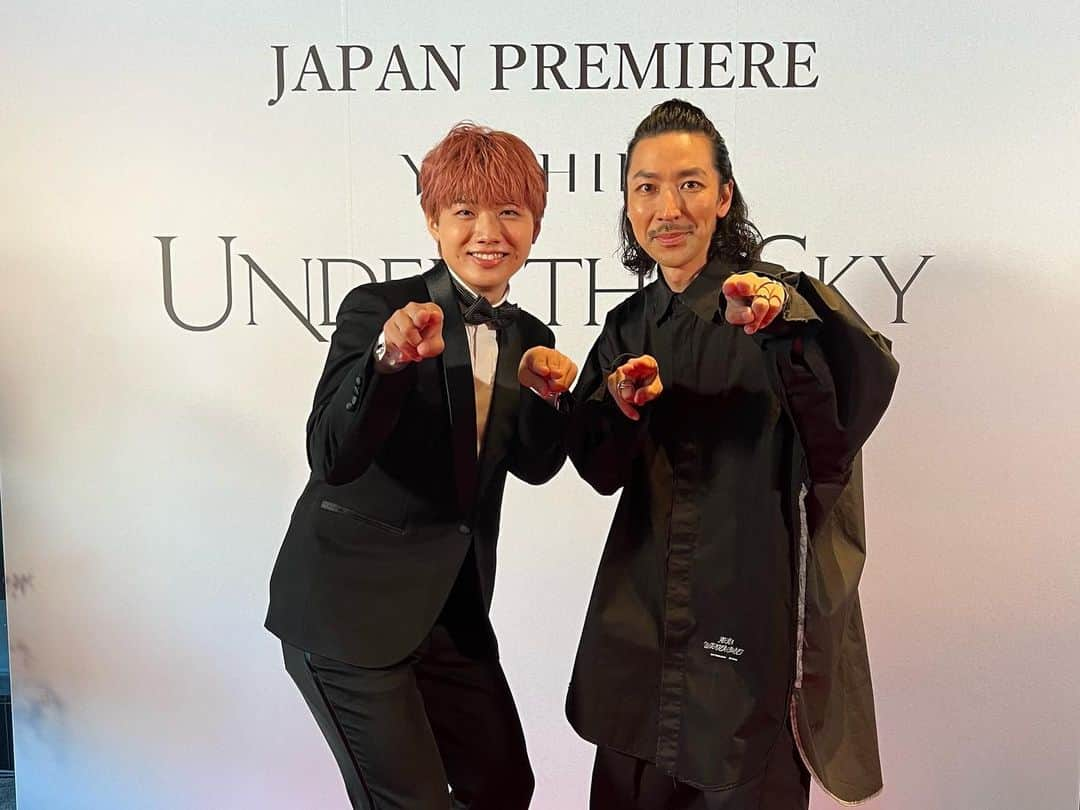 Ryuga（まるりとりゅうが）さんのインスタグラム写真 - (Ryuga（まるりとりゅうが）Instagram)「映画『YOSHIKI : UNDER THE SKY』ジャパンプレミアへご招待していただきました！  そして初のレッドカーペット😭緊張でガチガチでした笑  YOSHIKIさんがこの映画に込めた想い。 見終わった時に言葉じゃ表せないくらい様々な感情になりました。 アーティストは誰かを救うことができるということ。 生きている間どれだけの人達を音楽で救えるのだろうか。 考えさせられる映画でした。 細部までこだわり抜かれた演出や楽曲の数々。本当にリスペクトです。 映画中でのYOSHIKIさんと豪華なアーティストとのスペシャルなライブも身体が思わず動いてしまいました！ 9/8全国公開となります！ 本当に沢山の方々に観ていただきたい映画ですので是非映画館まで足をお運びください！！🎞️  そしてレッドカーペットを歩いた素敵なゲストの方々とも写真を撮らせていただきました✨ ありがとうございます！ 一緒に歩かせていただいた 休井美郷さんありがとうございました🙇🏻‍♂️  これは人生で絶対忘れられない１日だ…  #PR #YOSHIKI #YOSHIKIUNDERTHESKY」9月5日 23時54分 - sing_0808