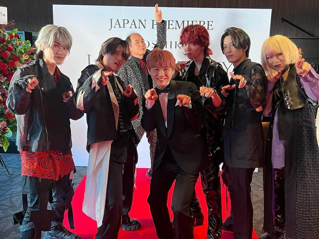 Ryuga（まるりとりゅうが）さんのインスタグラム写真 - (Ryuga（まるりとりゅうが）Instagram)「映画『YOSHIKI : UNDER THE SKY』ジャパンプレミアへご招待していただきました！  そして初のレッドカーペット😭緊張でガチガチでした笑  YOSHIKIさんがこの映画に込めた想い。 見終わった時に言葉じゃ表せないくらい様々な感情になりました。 アーティストは誰かを救うことができるということ。 生きている間どれだけの人達を音楽で救えるのだろうか。 考えさせられる映画でした。 細部までこだわり抜かれた演出や楽曲の数々。本当にリスペクトです。 映画中でのYOSHIKIさんと豪華なアーティストとのスペシャルなライブも身体が思わず動いてしまいました！ 9/8全国公開となります！ 本当に沢山の方々に観ていただきたい映画ですので是非映画館まで足をお運びください！！🎞️  そしてレッドカーペットを歩いた素敵なゲストの方々とも写真を撮らせていただきました✨ ありがとうございます！ 一緒に歩かせていただいた 休井美郷さんありがとうございました🙇🏻‍♂️  これは人生で絶対忘れられない１日だ…  #PR #YOSHIKI #YOSHIKIUNDERTHESKY」9月5日 23時54分 - sing_0808