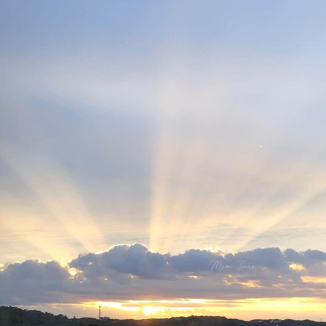 天玲美音のインスタグラム：「天使のはしご👼 #美音の撮る空  #空 #空が好き #天使のはしご #幸運 #ハッピー #朝日 #日の出 #美音の撮る世界 #雲 #光 #太陽 #そらすきな人と繋がりたい」