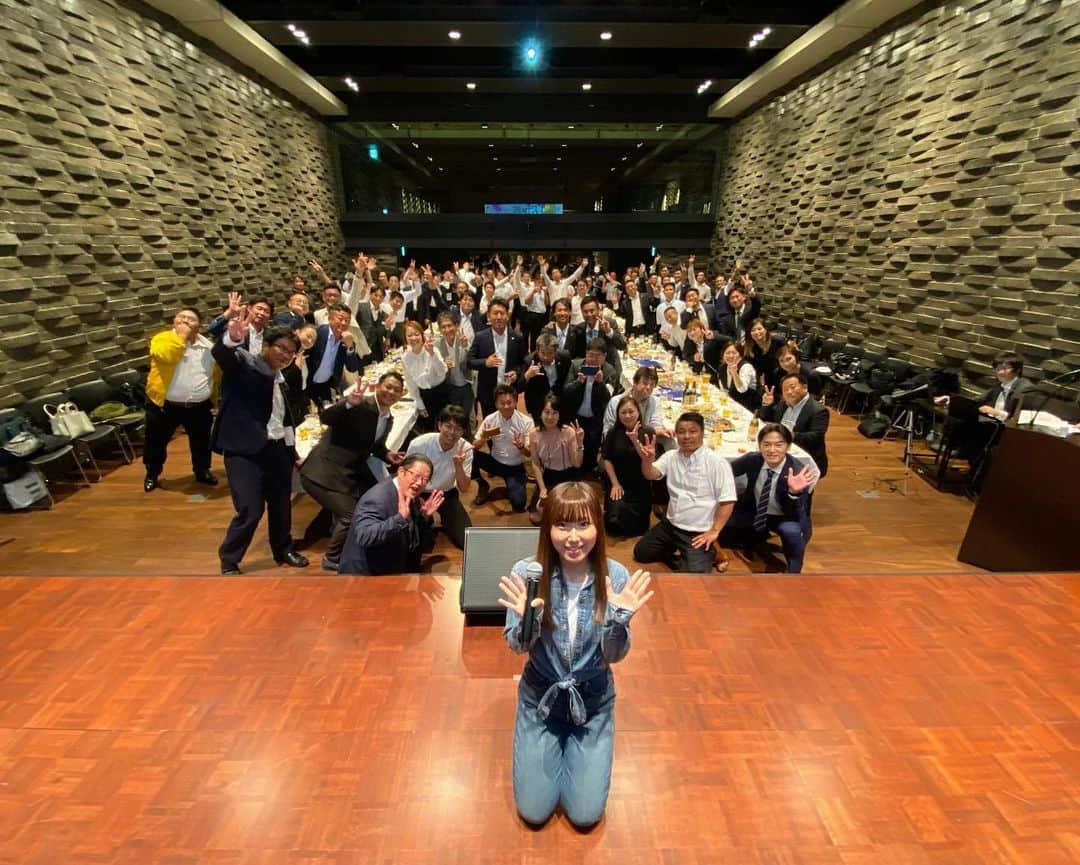柴山サリーのインスタグラム：「団体様向けに、ひらしんイベントホールでライブでした🎤 大阪のバイブスは満タンでとても元気をもらえました💪🏻✨ ありがとうございました😆」