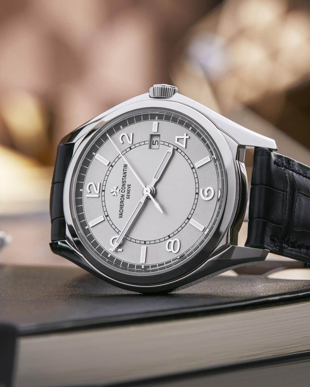 のインスタグラム：「Keep up the pace.🎸  The Fiftysix Self-Winding truly encapsulates Vacheron Constantin’s elegance in its purest form.  The 40 mm-diameter steel case of this model houses a mechanical self-winding movement, Calibre 1326, endowed with a 48-hour power reserve.  Featuring the 22 carats openworked Maltese cross-shaped oscillating weight, this watch displaying the hours, minutes, central seconds and an aperture-type date indication is equipped with a stop-seconds device.  #VacheronConstantin #OneOfNotMany #vacheron #thehourlounge #watches #watch #watchesofinstagram #horology #watchoftheday #instawatch」