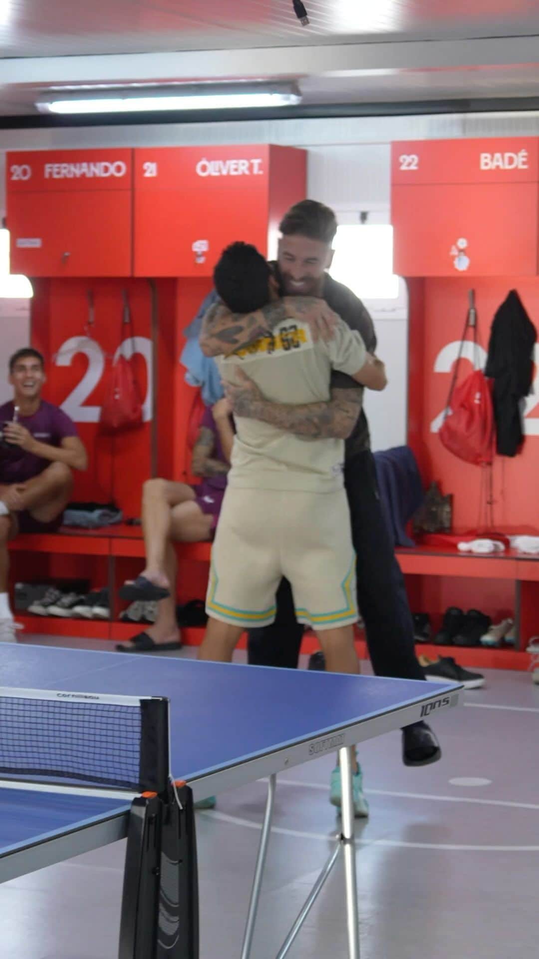 セビージャFCのインスタグラム：「El vídeo que todos queríais ver. 🥹🥹🥹🥹❤️❤️  @jnavas16 🤝 @sergioramos   #WeareSevilla #NuncaTeRindas」
