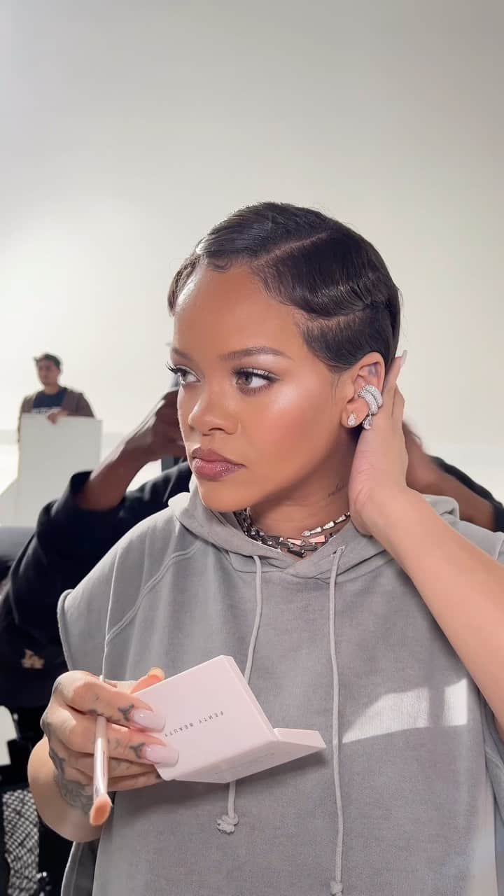 プーマのインスタグラム：「Where are you going next, @badgalriri? 👀  #FENTYxPUMA」