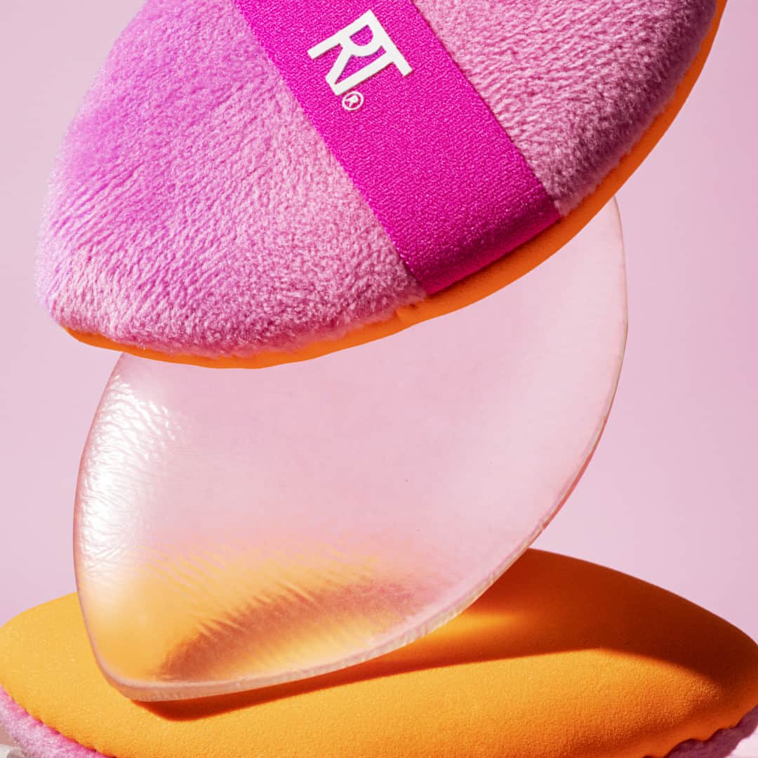Real Techniquesのインスタグラム：「Our Miracle 2-in-1 Powder Puff is designed with a squishy silicone insert giving the puff a luxe bounce back for ultimate application. 👏  Go grab your new favorite beauty tool at @ultabeauty!」