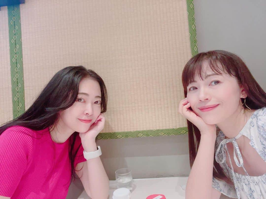 うちやえゆかさんのインスタグラム写真 - (うちやえゆかInstagram)「今日は榎本あっちゃんとランチとお茶会☕️私は ネバトロうどんで元気満タン！ あっちゃんは、おしゃれカルボナーラうどん🥢  そして三軒目の大好きなスコーンと紅茶🫖ってな感じで、 お茶をはしごする私たち。 久しぶりにのんびりお話できて楽しかったな✨  その前に渋谷で用事があり #宮下パーク #ハチ公 #ドラえもん #のび太くん #たら   #榎本温子 #youtube #チャンネル登録者 #10000 人 #おめでとう  #表参道 #ランチ #うどん #天ぷら #京野菜 #udon  #お茶 #スコーン #紅茶 #お話 #のんびり #お茶 #カフェ」9月6日 0時00分 - yukauchiyae