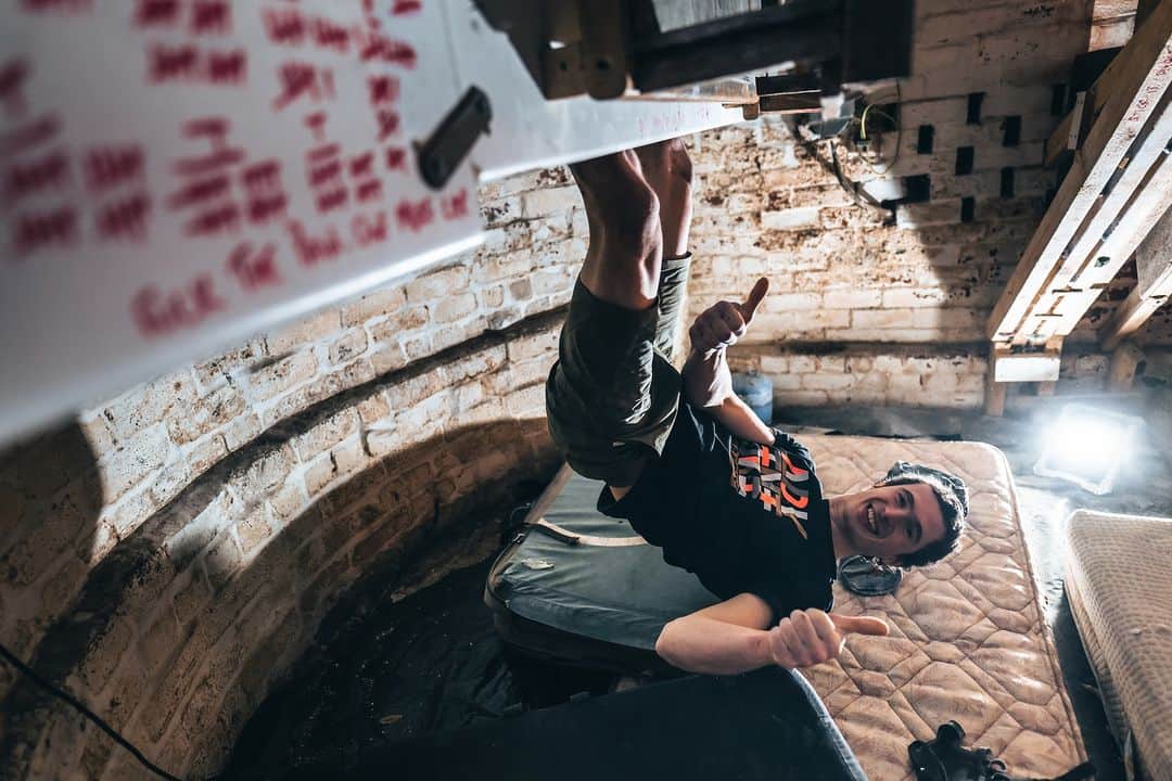 のインスタグラム：「I was ready for a real fight with Century Crack in the @wide_boyz cellar 😎 How did it turn out in the O-grading system? Watch the new video on my YouTube channel 👉 the link is in BIO. And after that, stop resting and go for another sesh 🤜🤛  Pics by @pet.phot   #adamondra #AO #WideBoyz #crackisback #crackclimbing #crackclimber #climb #sport #british #stopresting」