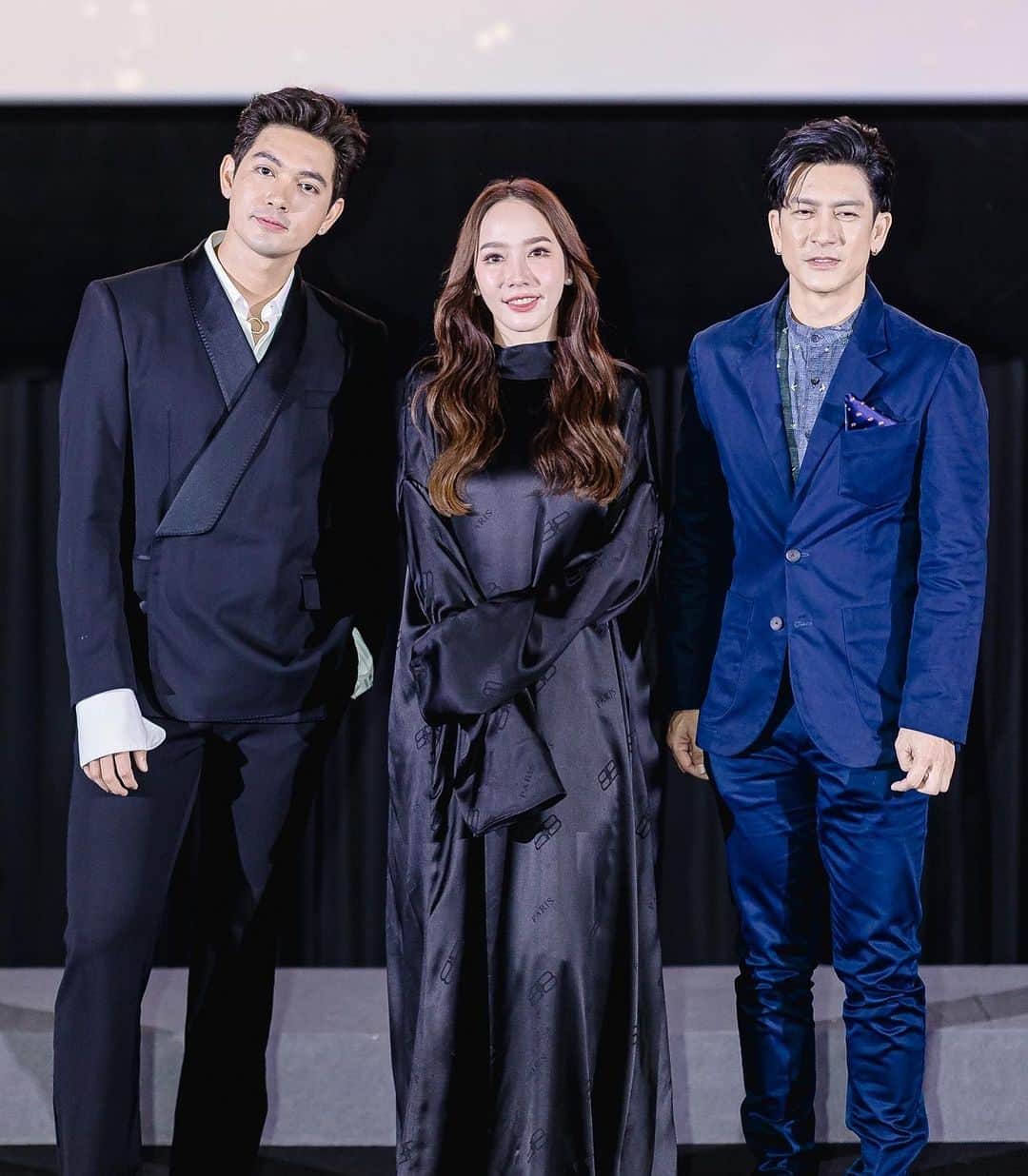 アム・パチャラパーのインスタグラム：「พรุ่งนี้พบกับพวกเรา 3 คนนะคะ ขวาก็ดี ซ้ายก็ดี 😍 ไม่รู้จะเลือกใครจริงๆ  #ลมพัดผ่านดาว #ช่อง7HD นะคะ」