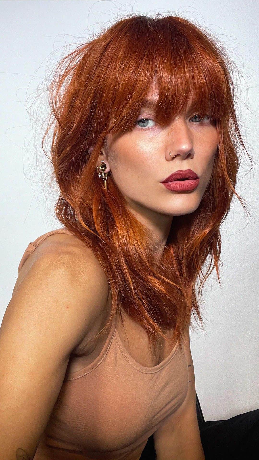 Linda Hallbergのインスタグラム：「Reklam för @bjornaxen Hello fall and darker hair 🍁🍂 Added an extra touch with top of the head from @hairtalkextensions that @iman_blomsterson colored the same shade as my hair. Love it!」