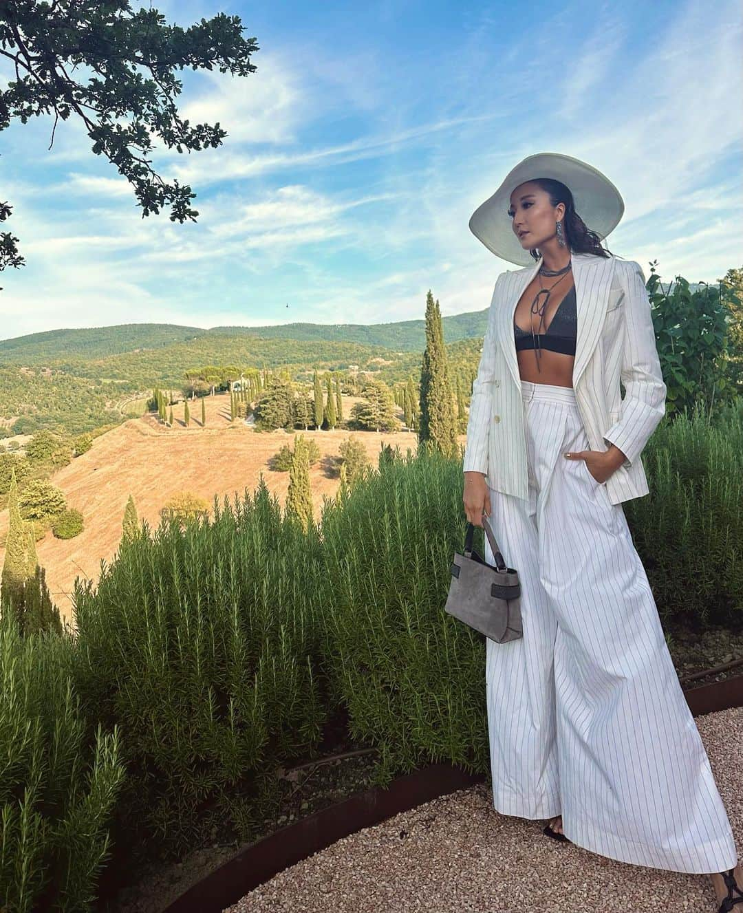 アシュレイ・パークさんのインスタグラム写真 - (アシュレイ・パークInstagram)「🕊️my first time in the italian countryside! the essence of this region and of the entire Cucinelli family takes my breath away. genuinely grateful to celebrate @brunellocucinelli birthday and legacy 🤍」9月6日 0時16分 - ashleyparklady