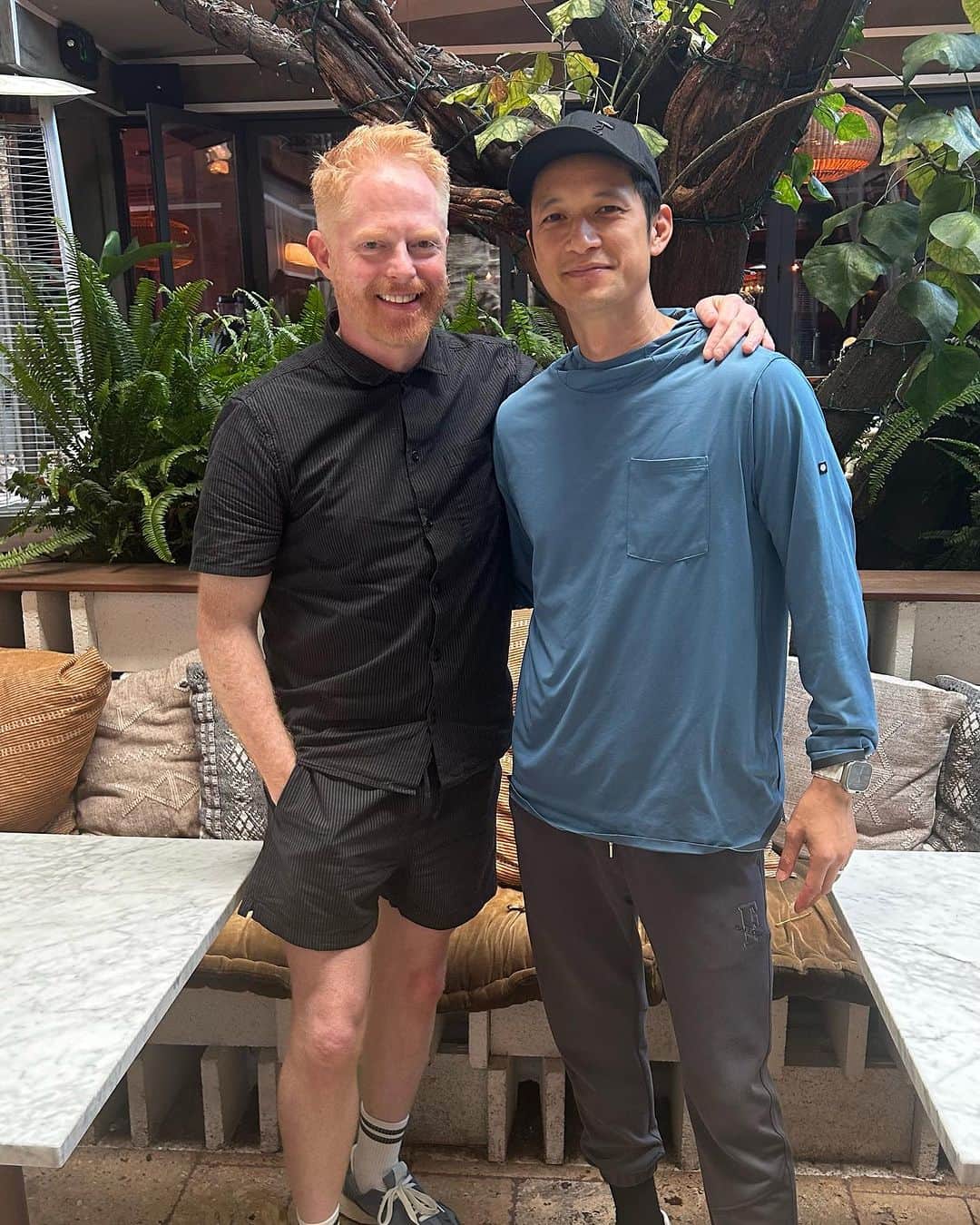 ジェシー・タイラー・ファーガソンのインスタグラム：「I hope everyone had a wonderful Labor Day weekend! It’s Dinner’s on Me Tuesday and this week on the pod is @harryshumjr 👏🍽️🎧 We ate at the amazing @mirate.losangeles—just look at the size of that whole fried snapper, I mean, come on! On the episode, Harry discusses his early dance career, working with Michelle Yeoh on Everything Everywhere All At Once, and Asian American representation in Hollywood. We had such a good convo, and yes, the meal was equally delicious. Have a listen—ep in bio. (This episode was recorded on June 30, 2023.)」