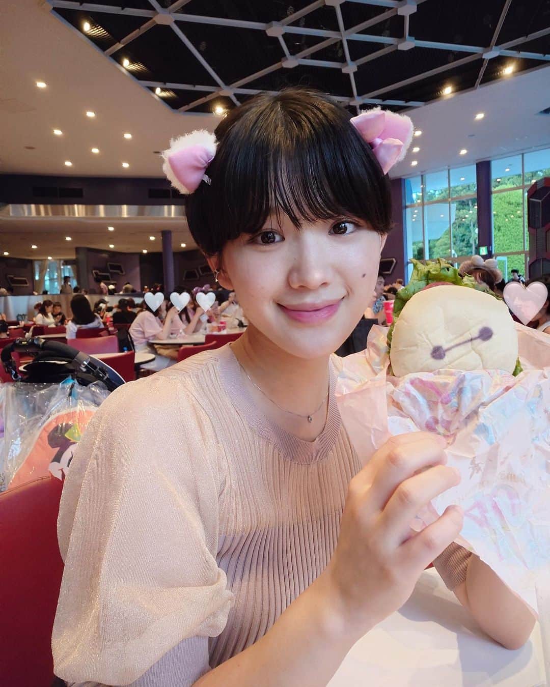 若林薫のインスタグラム：「皆さまお元気ですか🌻  私はショートスタイル復活しました💇🏻‍♀️ 3枚目は半目だけど横のフォルムも見てほしくて🥹パーマ少し残ってるのがお気に入りです✌🏻   #マリーちゃん  #ディズニーランド  #ショート女子  #ショートヘア」