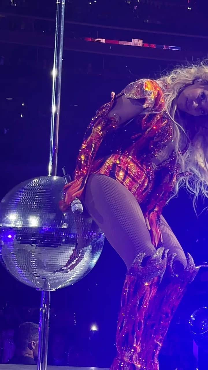 ブラッド・ゴレスキーのインスタグラム：「@beyonce Bday show was one of the craziest live concerts I have ever experienced. She’s unbelievable! I don’t think I’ll recover from being right in front of her while she sang “Drunk in Love.” Watching her perform is truly a religious experience. What. A. Night. Yes that is me screaming. I became unhinged. 🤯」