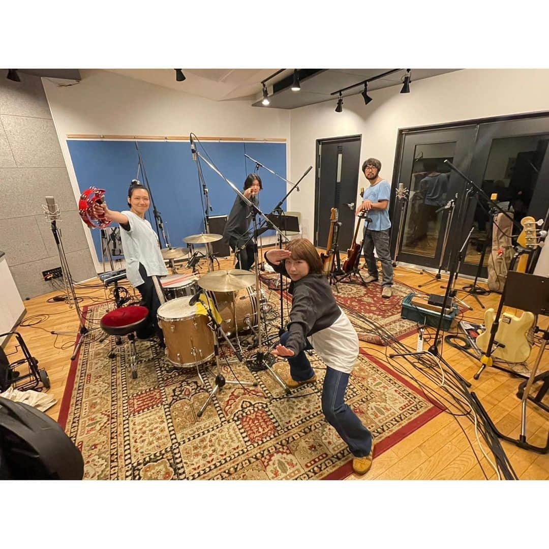 関取花のインスタグラム：「新曲「メモリーちゃん 」配信開始されました🎉イントロのエレキからグッとくるので是非各配信サイトで聴いてみてください🎸ツアーもやりますがそれはまた追って🏃‍♀️  この曲はBS 松竹東急月曜ドラマ「カメラ、はじめてもいいですか？」の主題歌として書き下ろしました✍️  私自身も友人の事を遊んだついでにフィルムカメラで撮ったり(リサイクルショップで1000円だったやつだけど)するのですが、現像してその写真を見返したりしていると、なんだか手に取るようにその時のことが蘇る瞬間ってのがあるんですね。  話した内容とか、その日にどんな意味があったかとかは覚えてなくても、その時間に流れていた風とか空気みたいなものを思い出して、愛しいなって思ったりします。そしてその時間ってとても豊かで、それ以上でも以下でもないなぁと。  大人になると、思い出や記憶になにかと後から意味をつけてしまいがちですが、そんな必要本当はないよな、って個人的には思います。というか大体の思い出にそんなにいちいち意味とか多分ないですし。子供の頃ってそうだったし。それでいいし、それがすべてだし。  そんなことを思いながら、ただただ何も考えずに、写真を一枚一枚眺めていくような、そんな曲にしました。  珍しく長々書きましたが、いい曲なのでとりあえず聴いてちょって話👧🏻よろしくお願いします！  写真はRECメンバーと。でもこの写真はメモリーちゃんRECの時のやつではなくて、もうちょい最近のやつです。ということは…！？そんな感じで、2023年後半も突っ走りますのであらためて曲と共によろしくお願い致します🐰🦦」