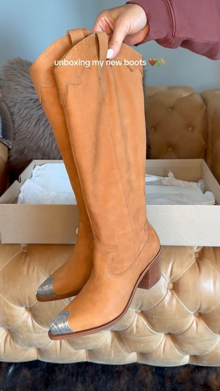 のインスタグラム：「OBSESSED 🤎 I have these in black & had to order in another color! Linked on my LTK 🌾」