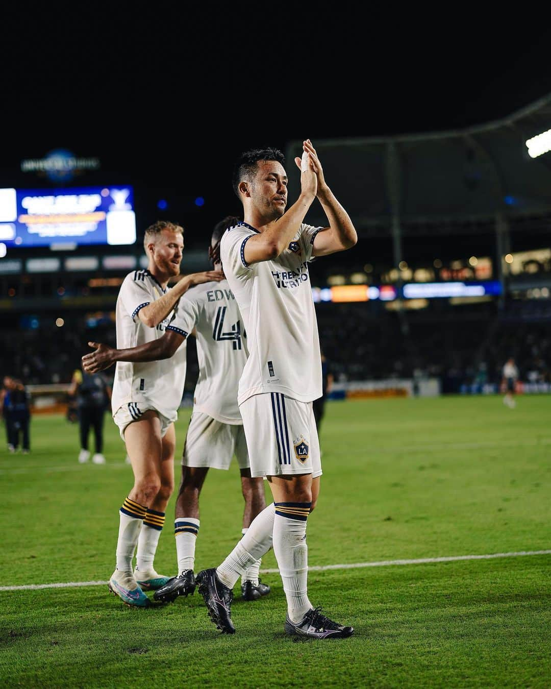 吉田麻也のインスタグラム：「Match with @la_galaxy_foundation 💛💙🤍 #KickChildhoodCancer 🎗️ 先週の試合は小児がんをサポートする活動のキャンペーンで子供たちと一緒に作ったスペシャルなスパイクで戦いました！（なぜか神の子と書いてとリクエストもあり…笑）」