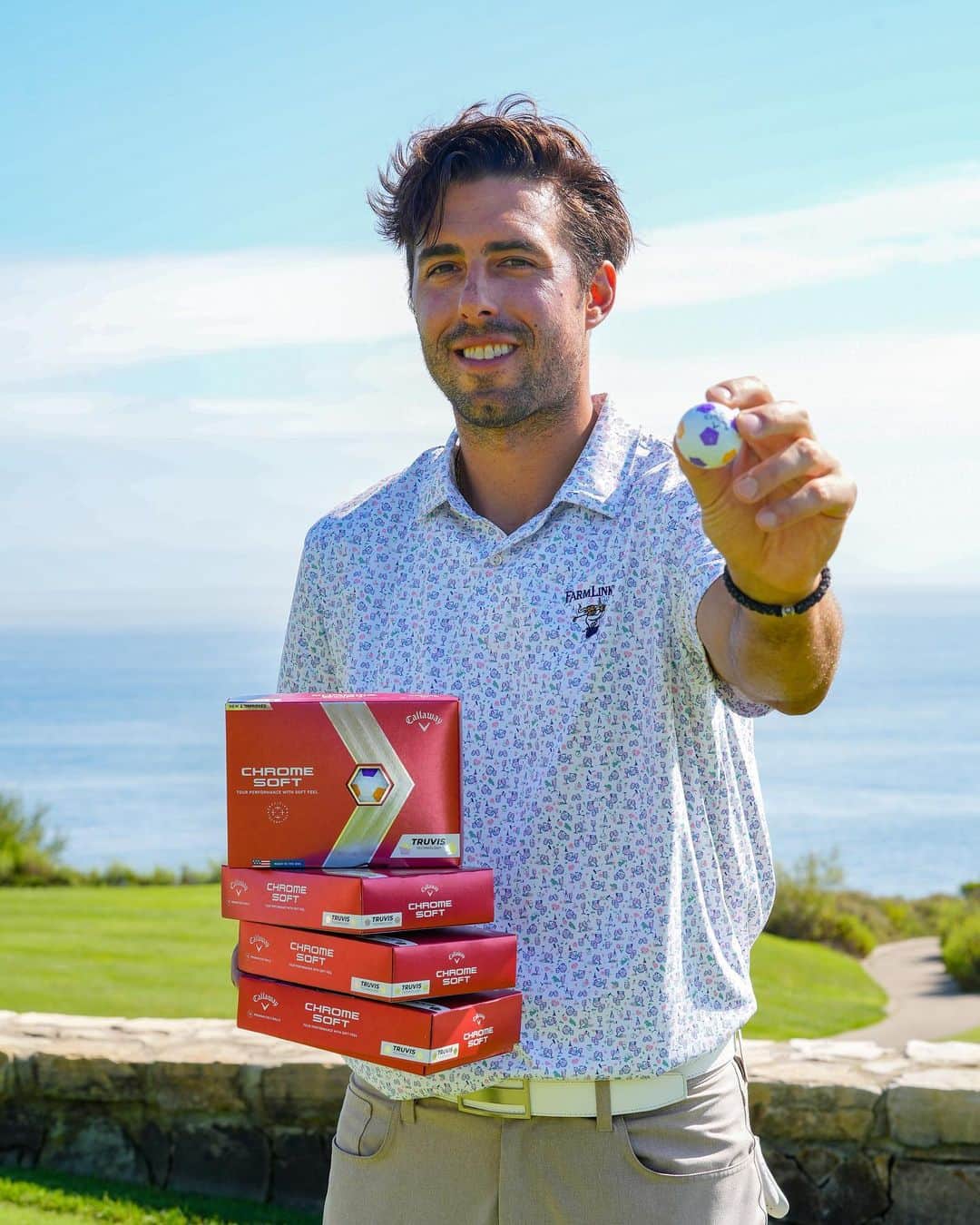 ジョン・ラームのインスタグラム：「My two favorite colors on a golf ball 🟡🟣 I’m giving away 4 dozen of these @callawaygolf Truvis balls. See below how to enter:  -Make sure you’re following @sashavujacic & @callawaygolf  -Tag 2 friends in the comments  One lucky winner will be selected. Giveaway ends 9/10. Good luck! #nekotoodgorevidisve」