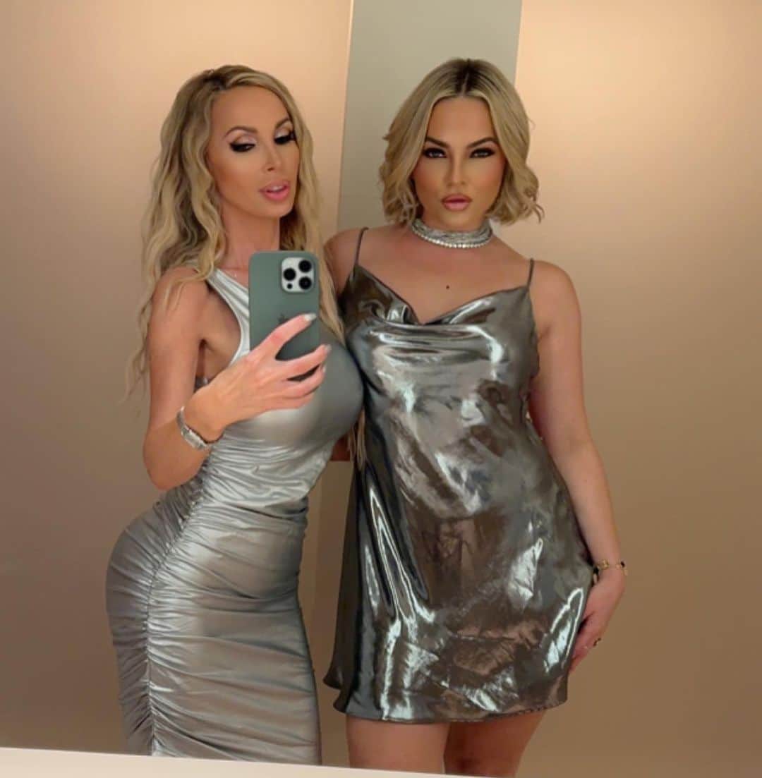 ニッキー・ベンツのインスタグラム：「Enjoy this #Beyonce pic/video dump 🪩🩶🐝🪩 P.S. Dinner at BOA pre-concert was delicious! Their goat cheese baklava is my fave + espresso martinis with reposado tequila 🍸」