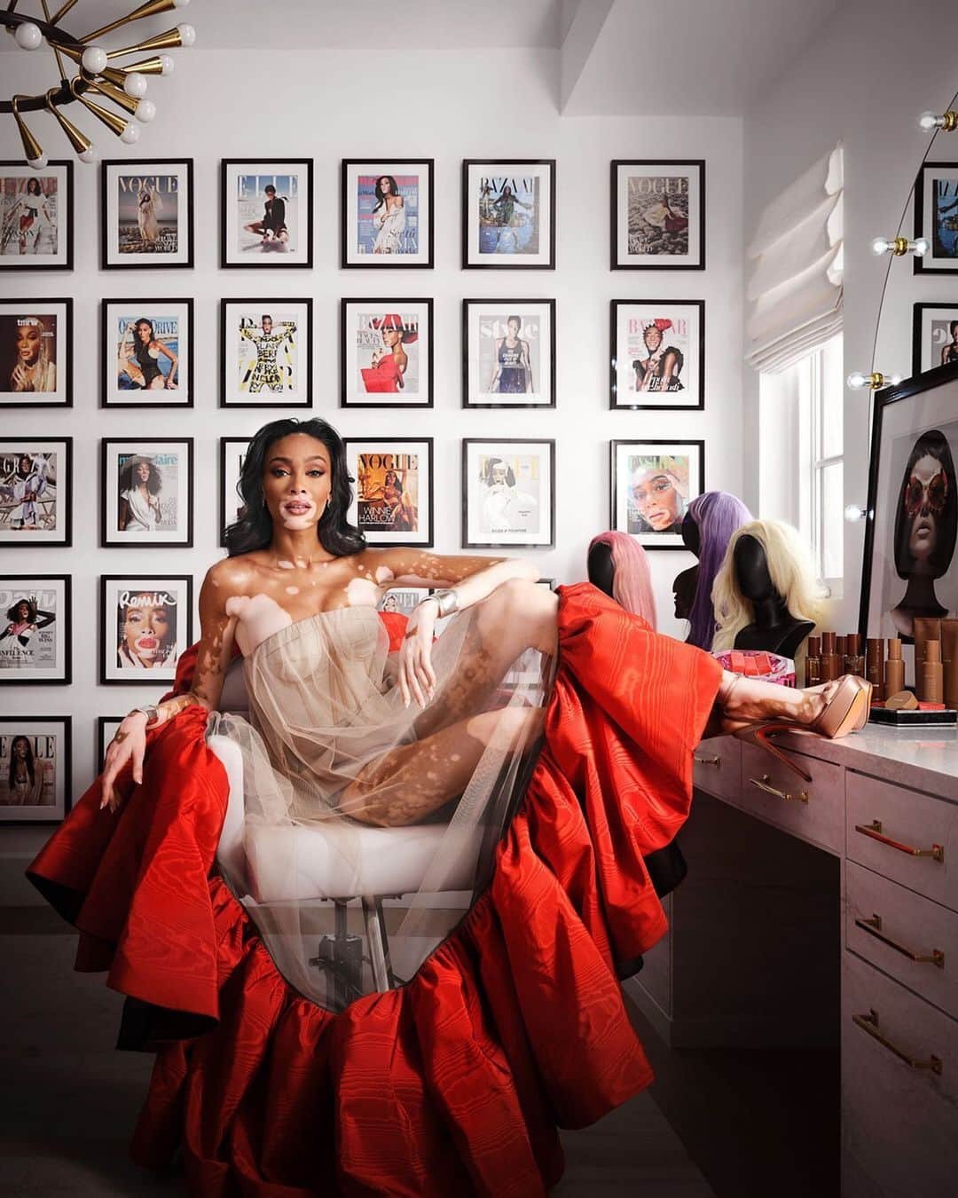 サントーニのインスタグラム：「Style is all around. Photographed for the September issue of @archdigest, @winnieharlow wears #Santoni double-buckle platform sandals, replete with a single ankle strap.   Photography: @douglasfriedman  Interior styling: @anitasarsidi  Fashion styling: Zadrian Smith Editor in Chief: @amyastley」